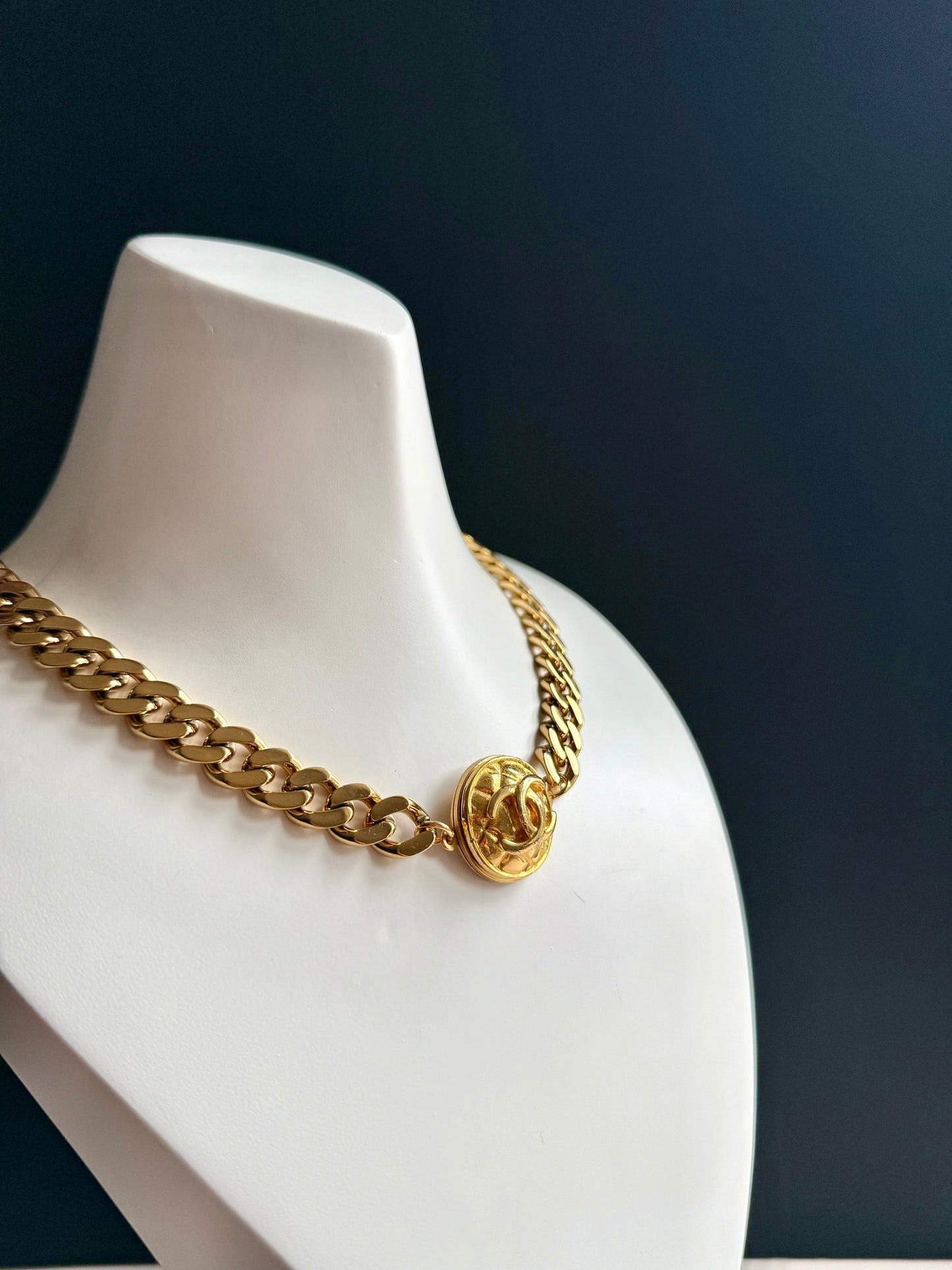 ✨Authentic Vintage chunky reworked button choker