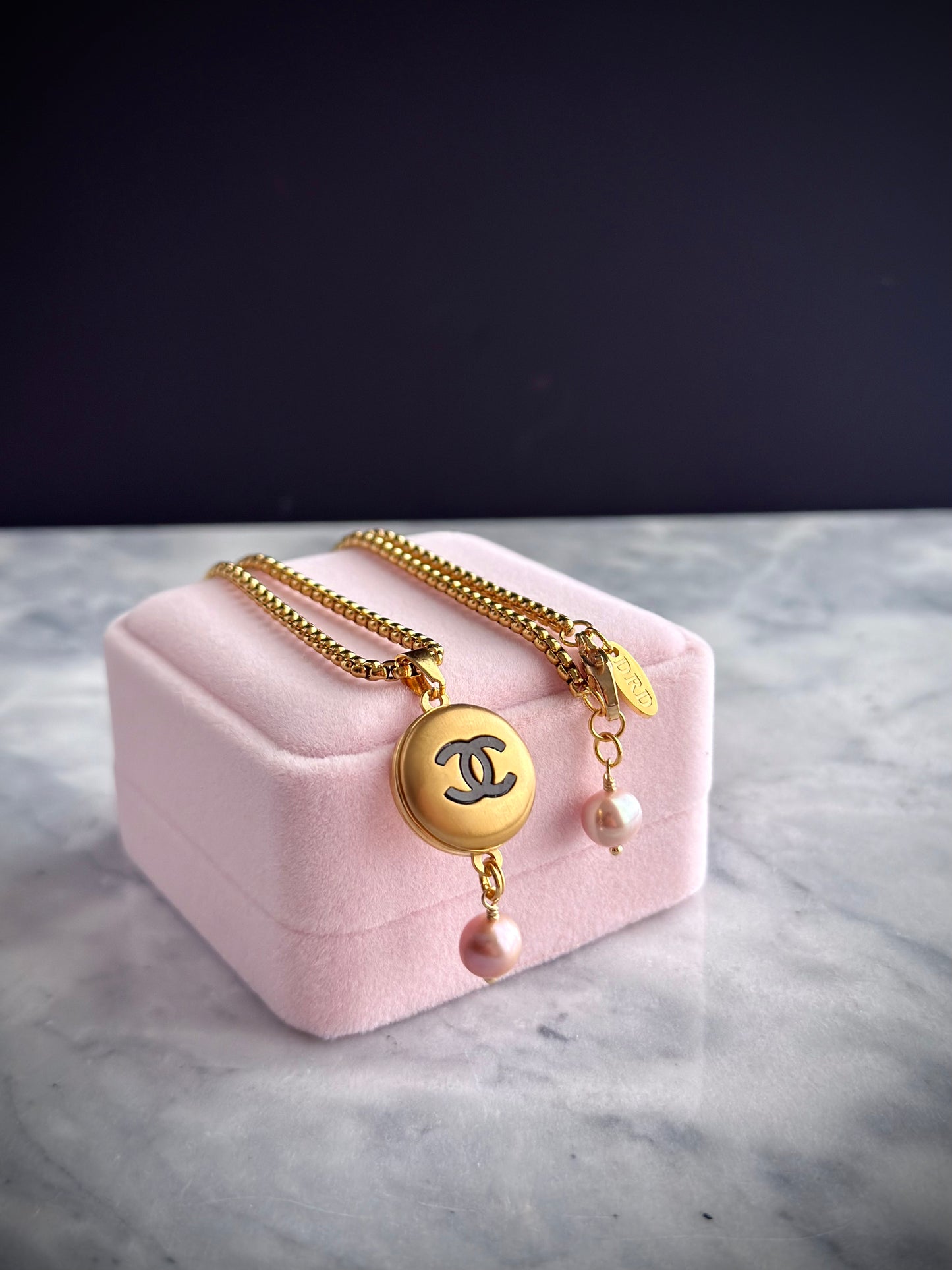 ✨EXTREMELY RARE VINTAGE reworked button necklace