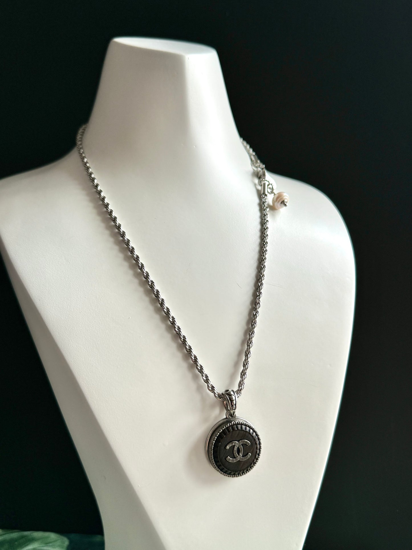 🤎 Authentic Reworked silver Button Necklace