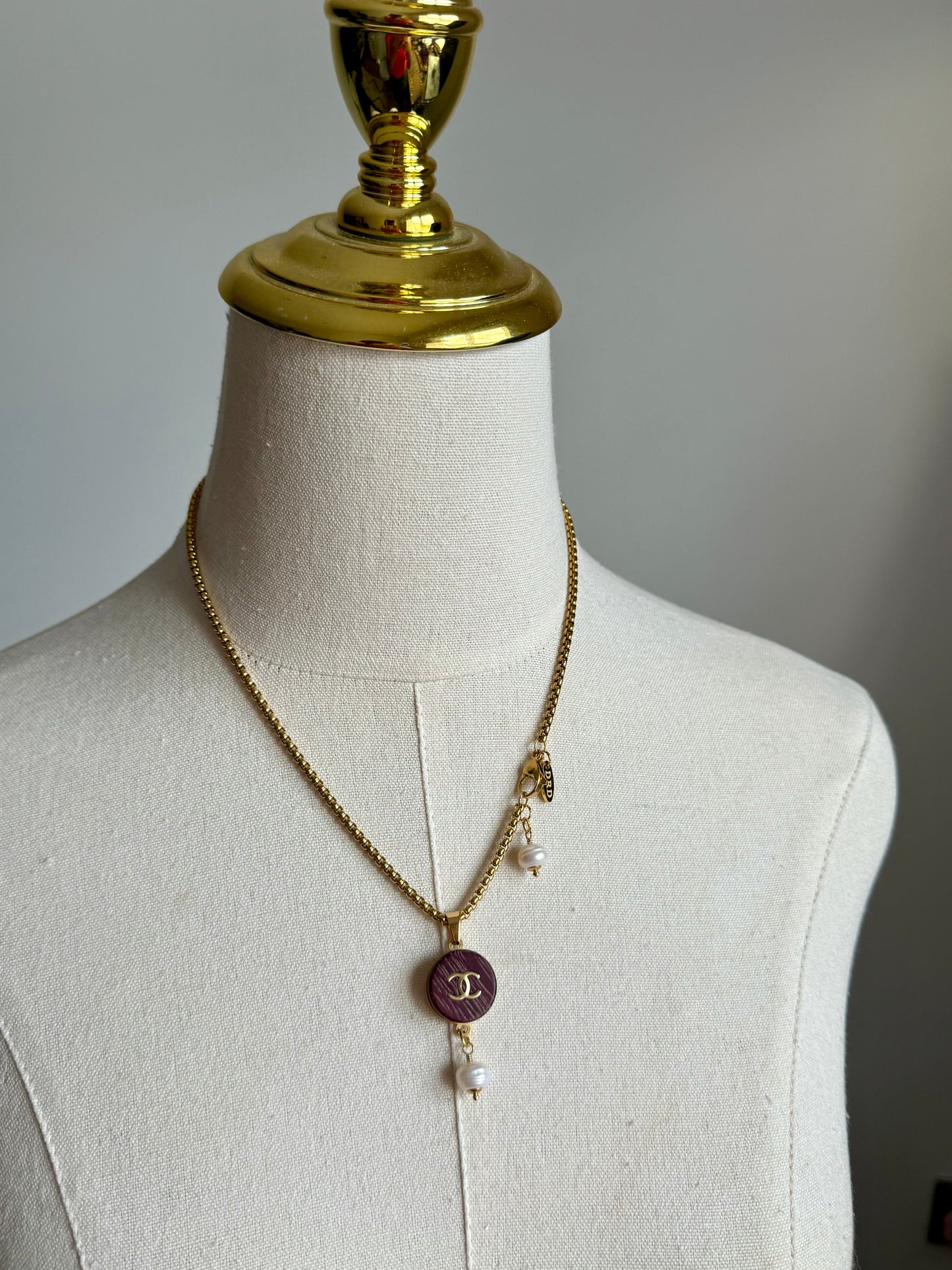 🤎 Vintage Authentic reworked wooden Gold button Necklace