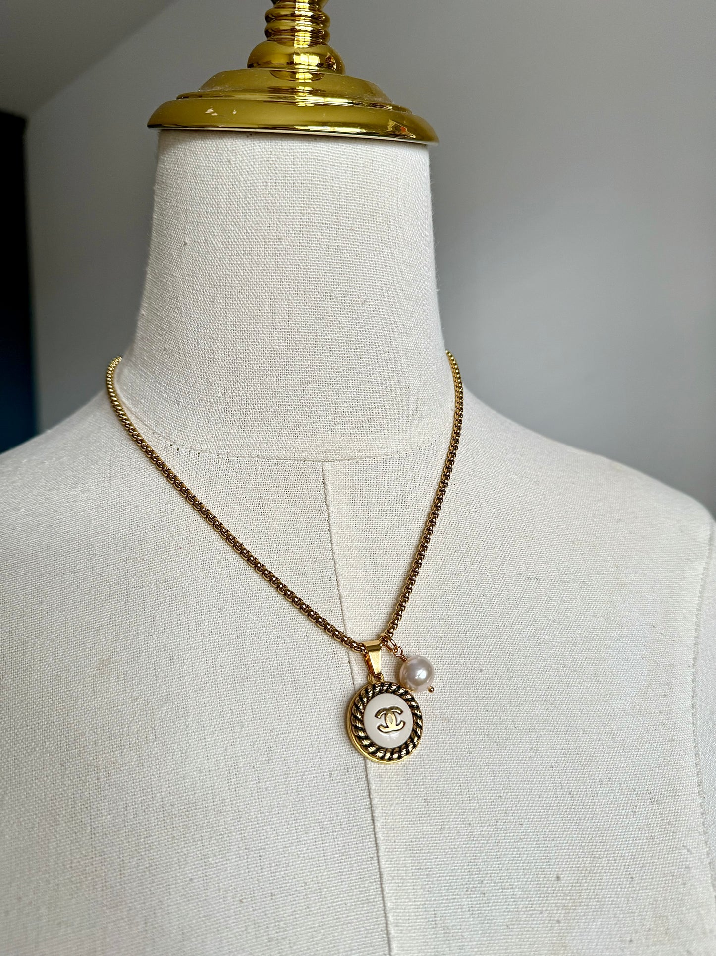 🤍 reworked cream enamel button necklace