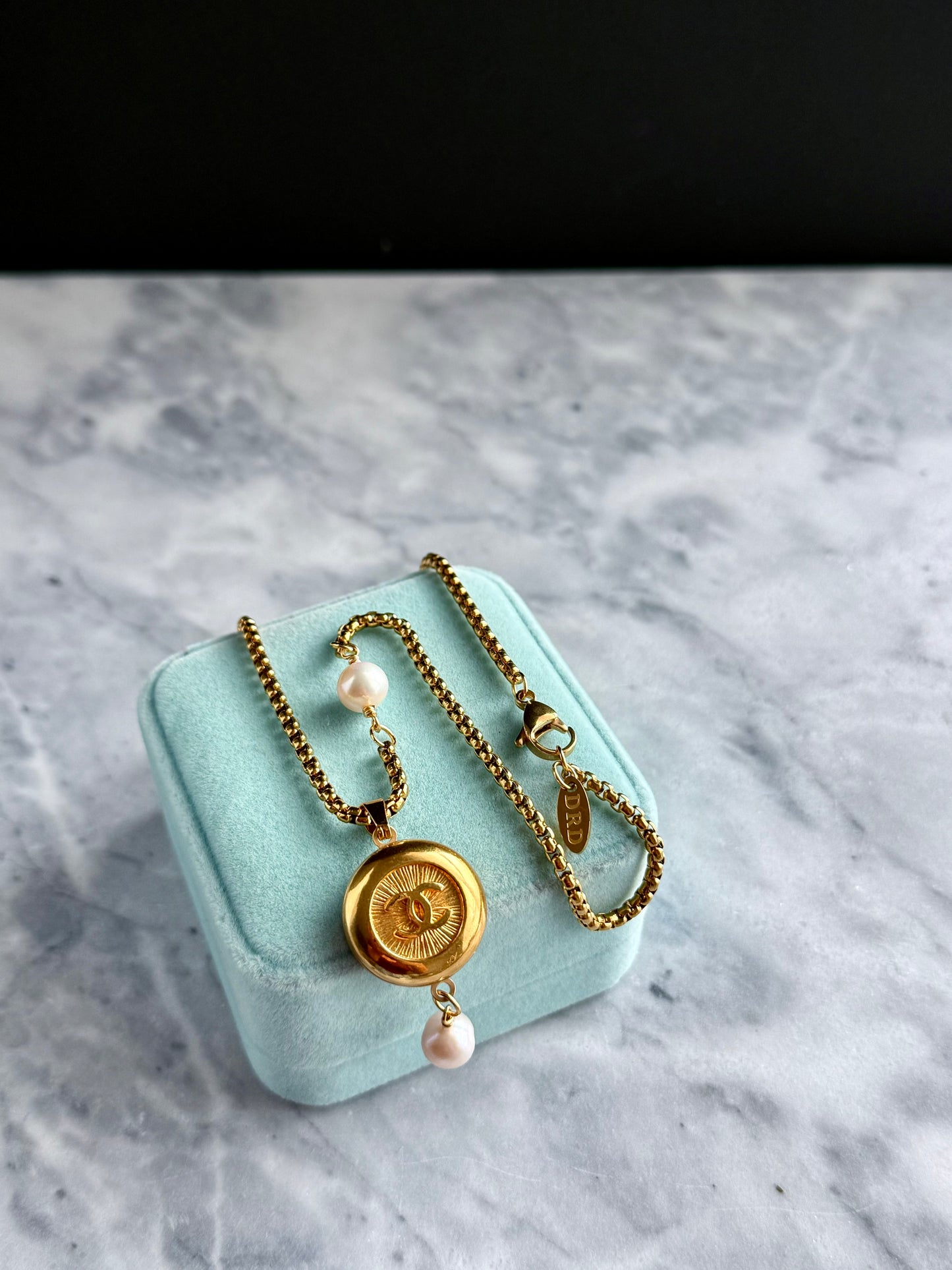 ✨EXTREMELY RARE VINTAGE reworked button necklace