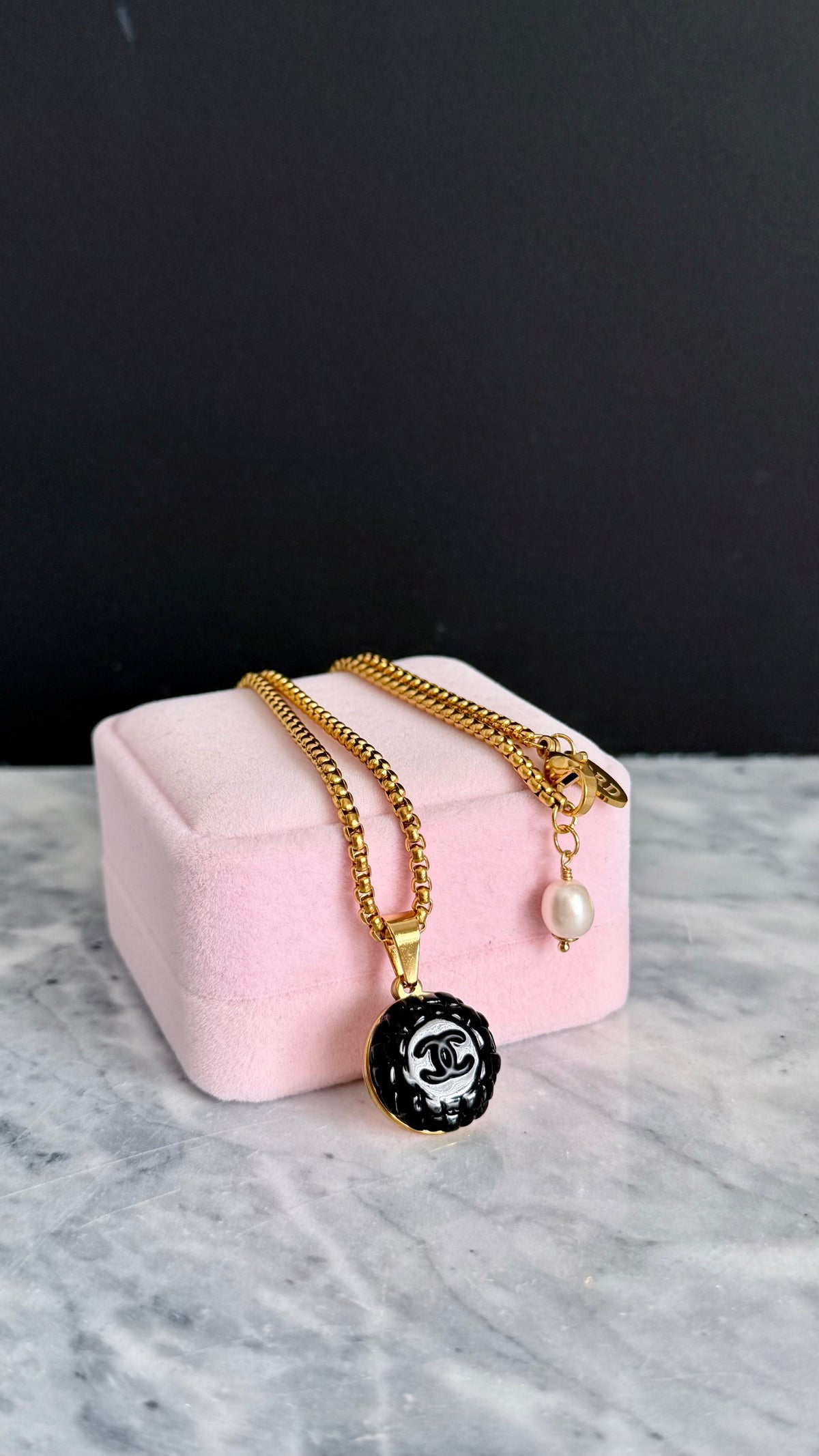 🖤 modern gold enamel button necklace