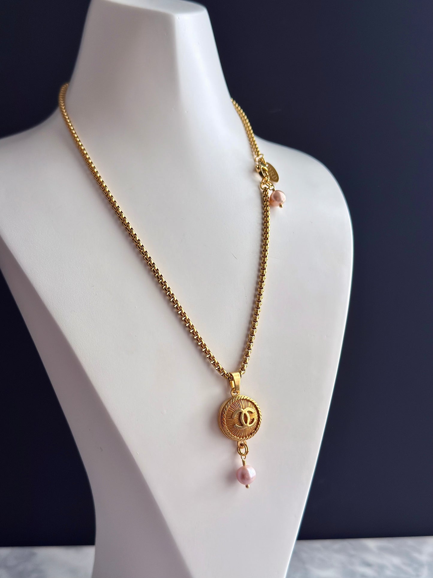 ✨EXTREMELY RARE VINTAGE reworked button necklace