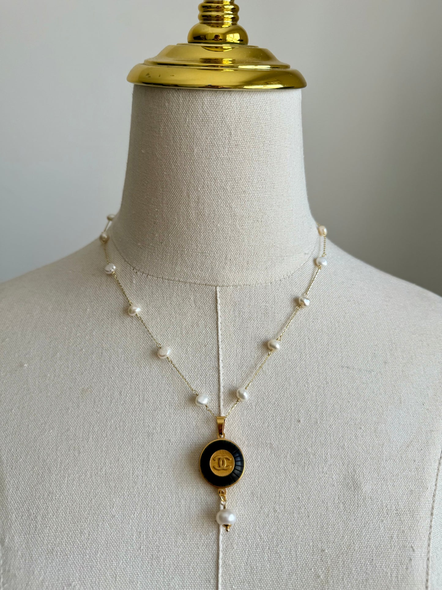🖤 One of a kind delicate Extremely Rare Vintage Authentic Reworked button necklace