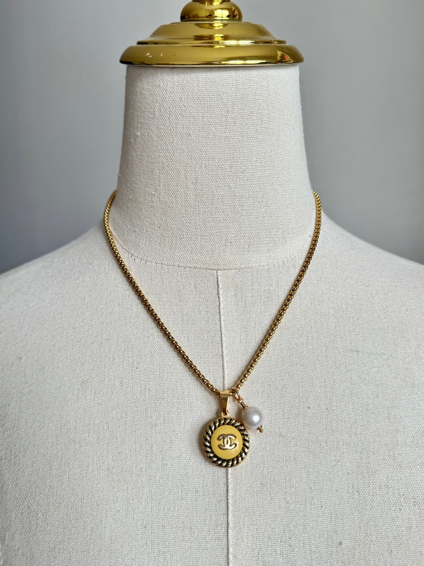 💛 reworked yellow enamel button necklace