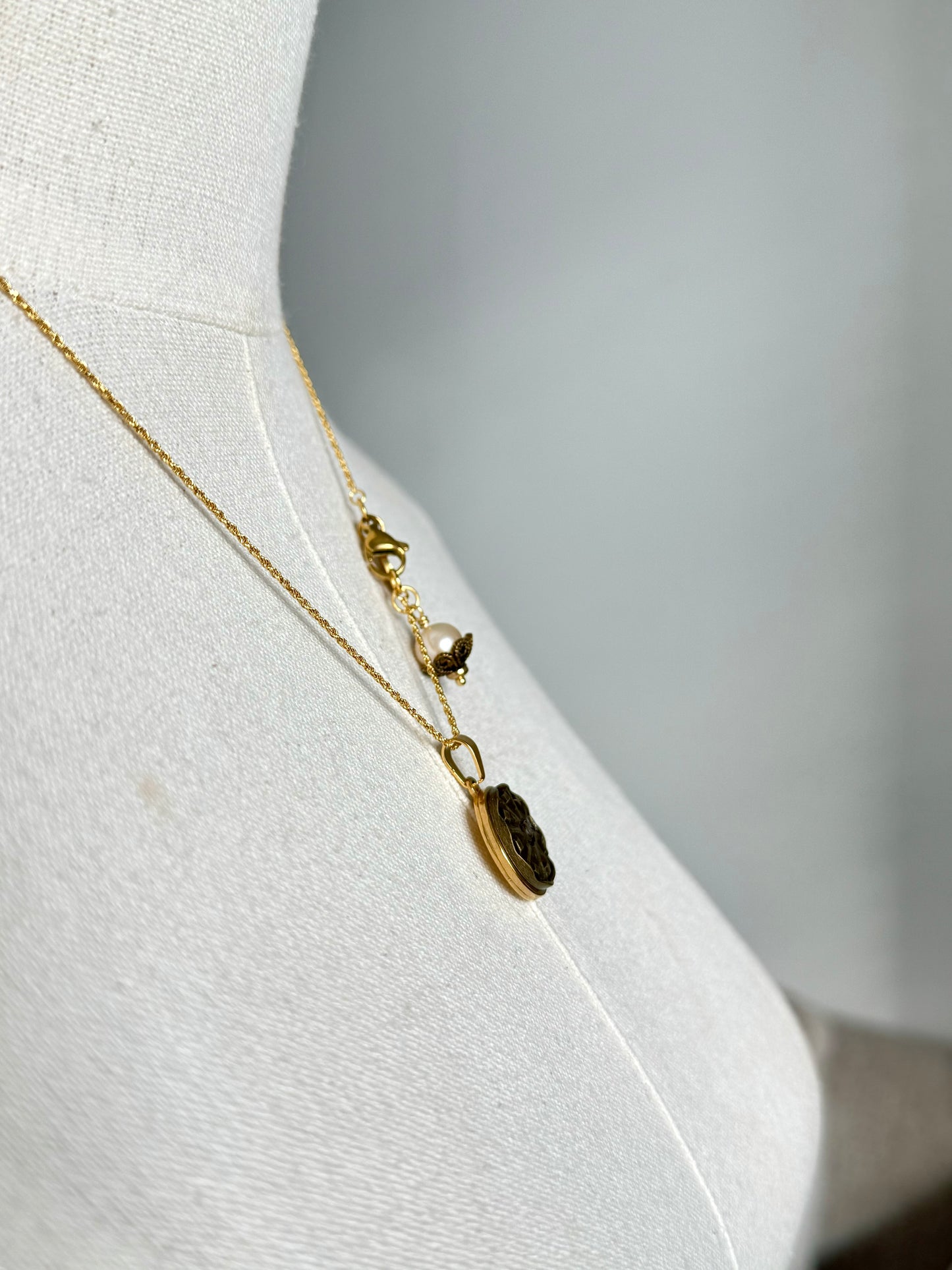 ✨ Vintage Authentic reworked Anyoque Gold button Necklace