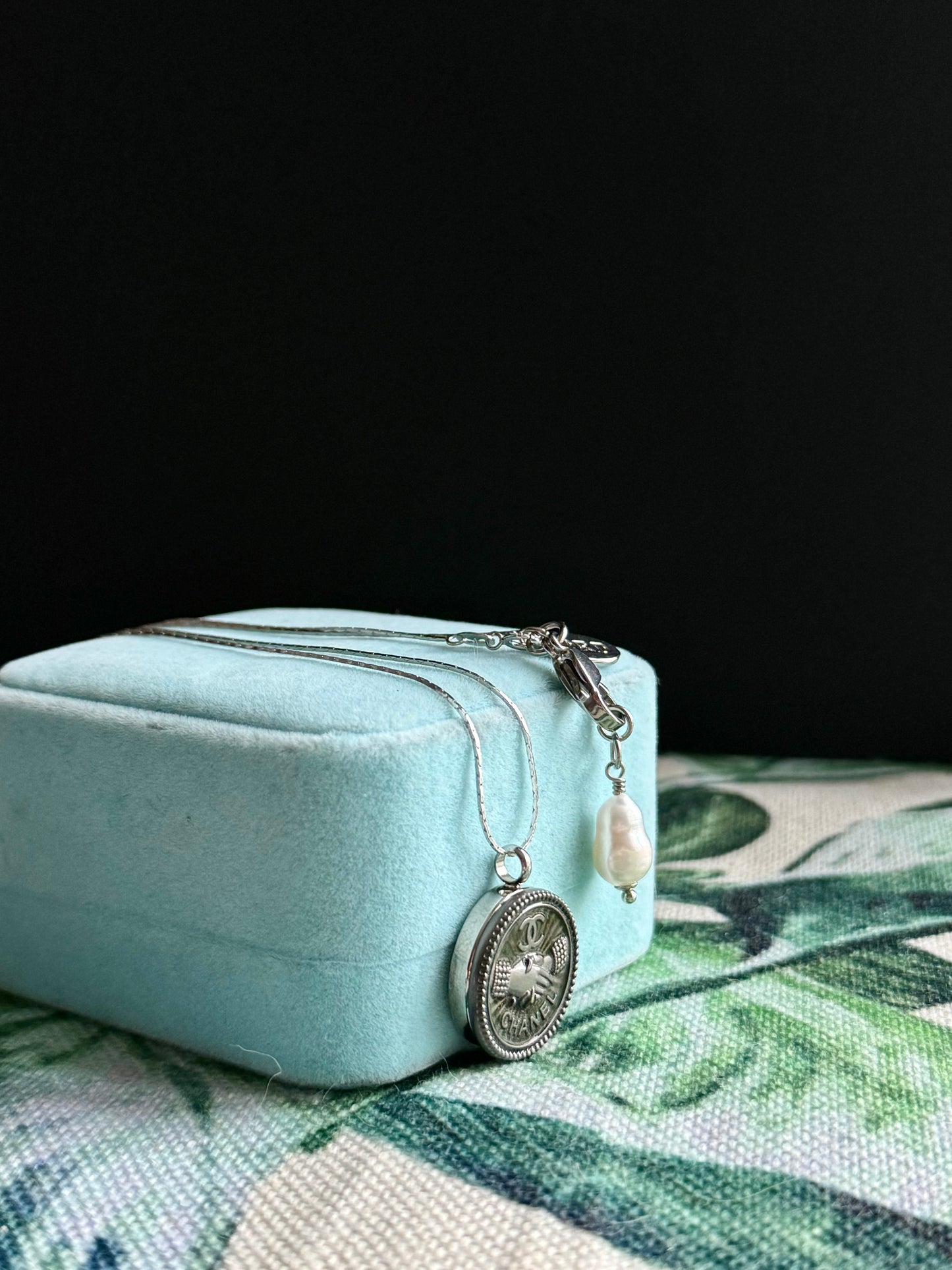 🖤 reworked black button necklace