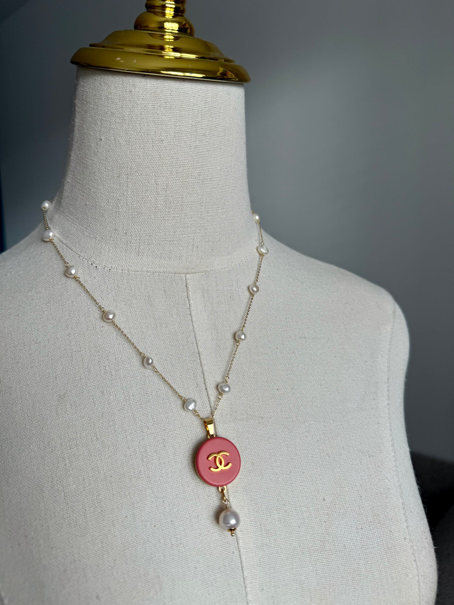 🌸 One of a kind delicate Authentic Reworked button necklace - 2 out of 2 bigger size