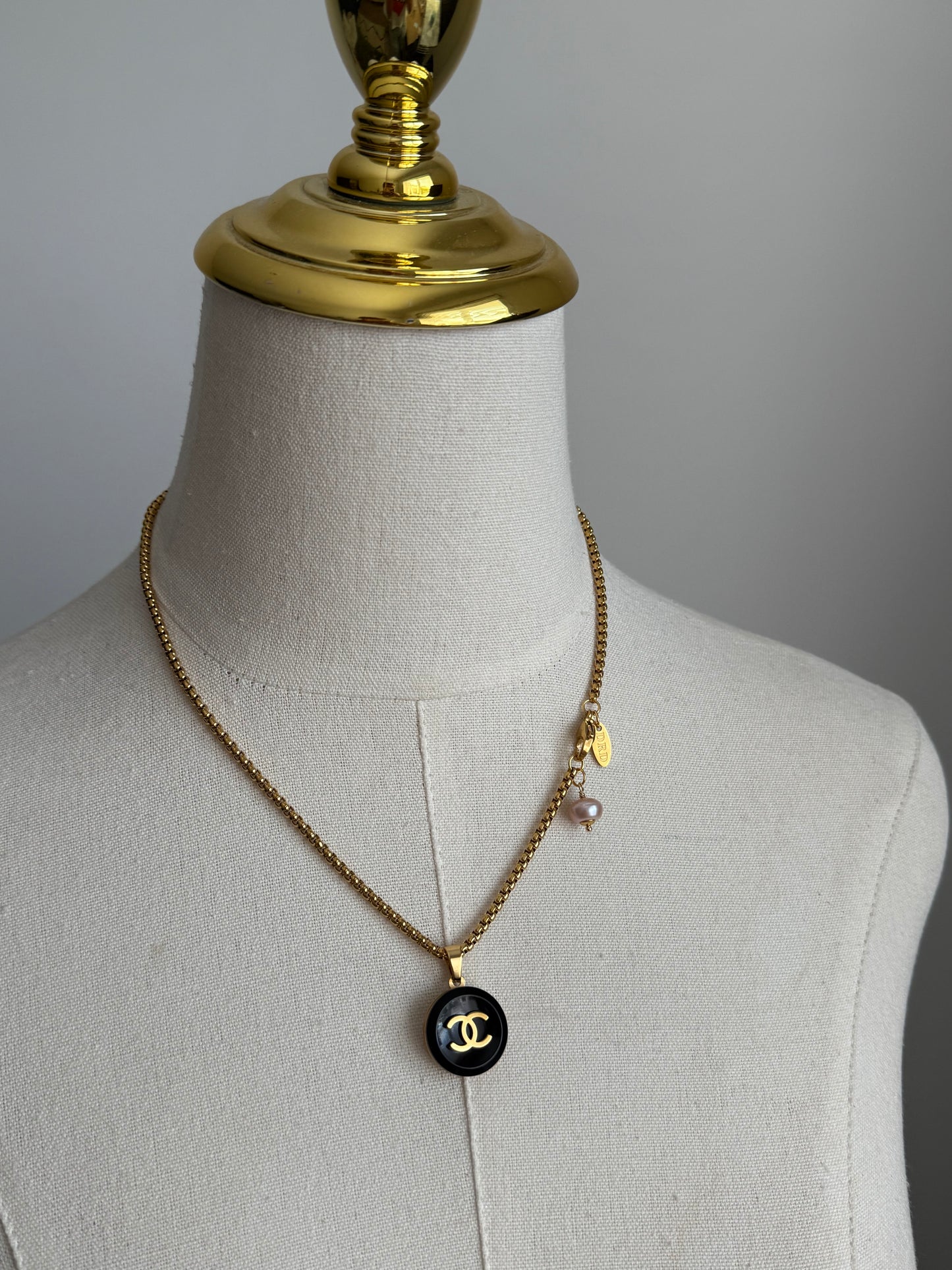 🖤 reworked button necklace