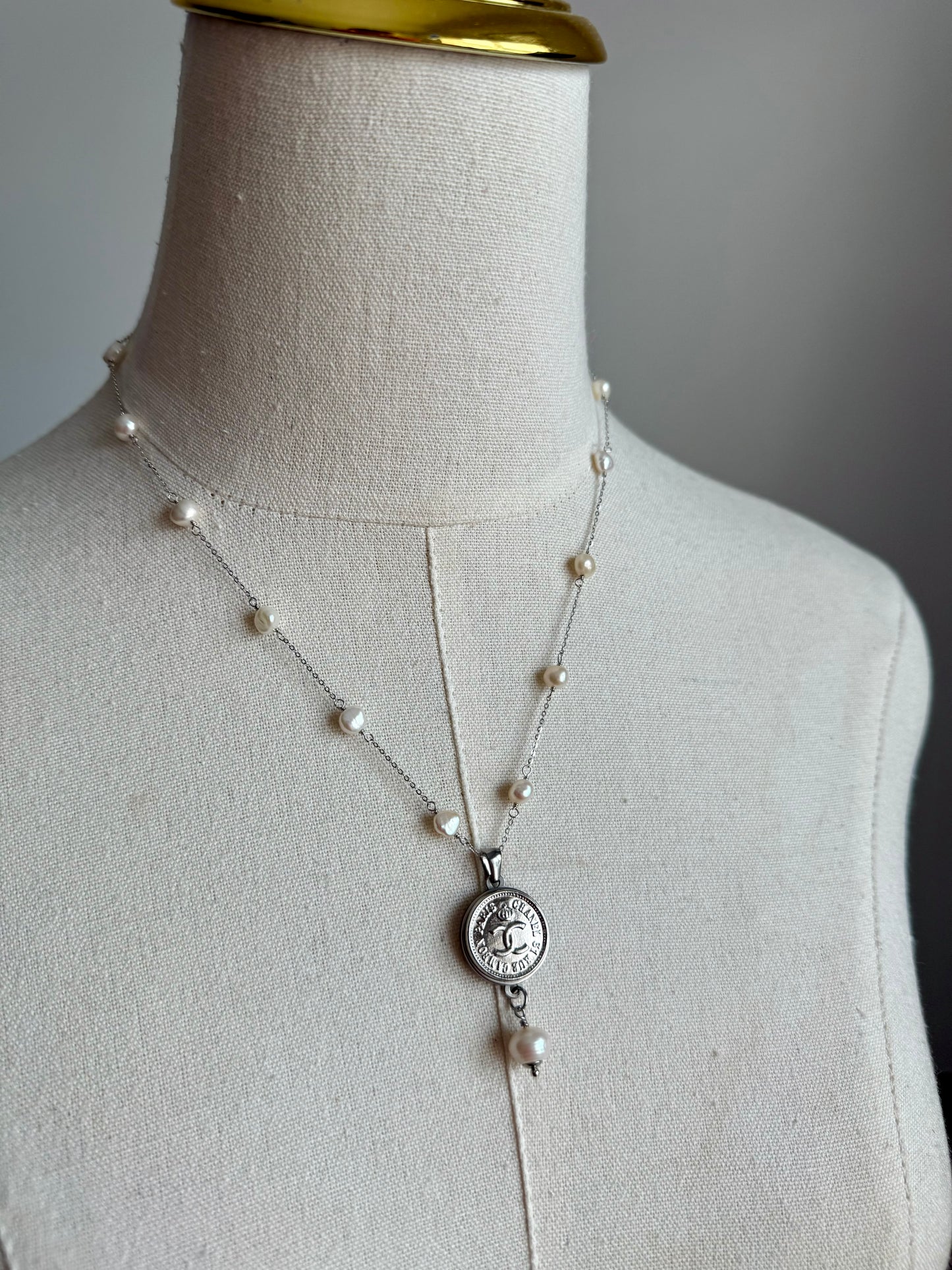 🤍 One of a kind Authentic Reworked button pearl necklace - 2 out of 2, medium size