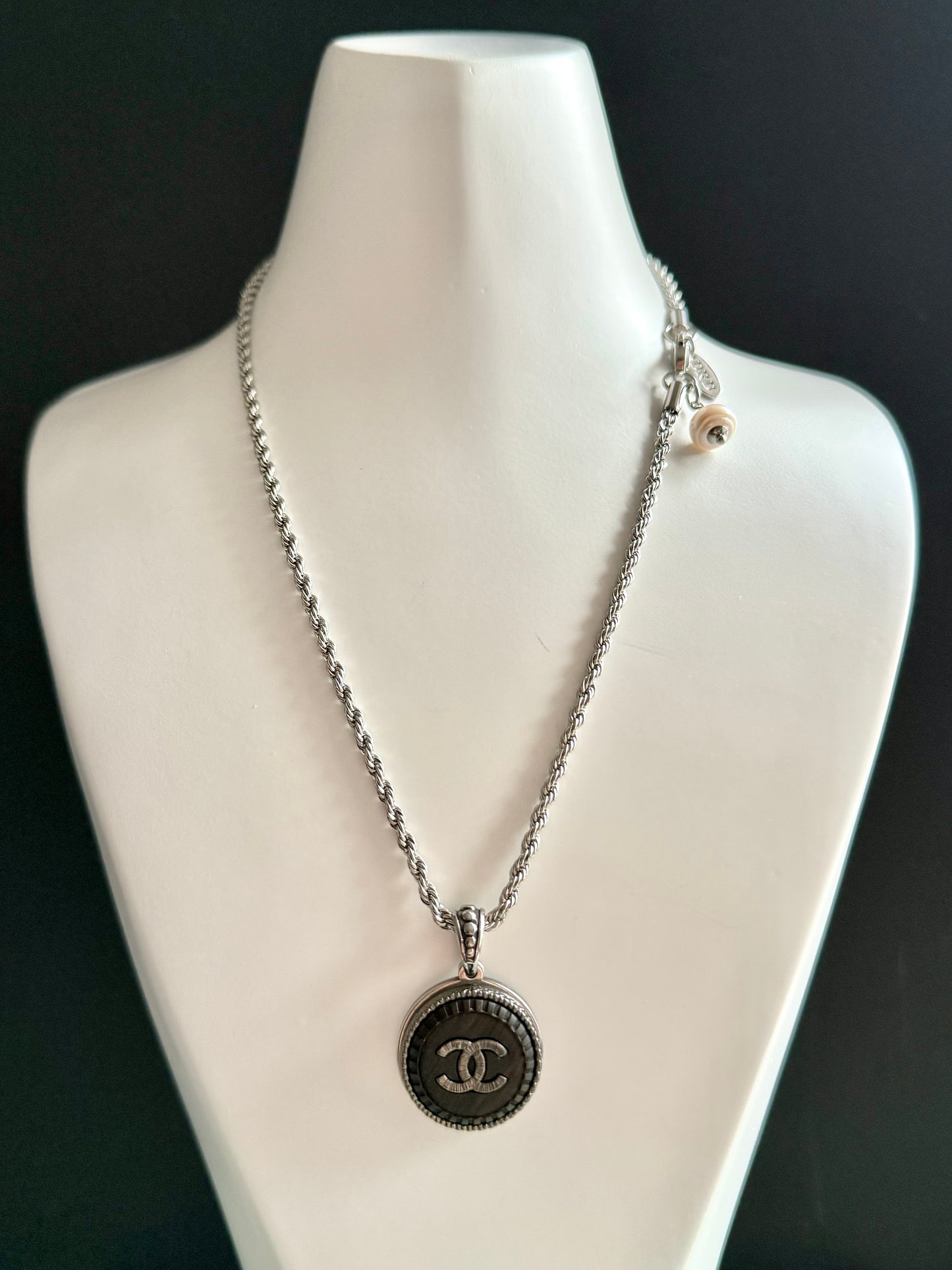 🤎 Authentic Reworked silver Button Necklace