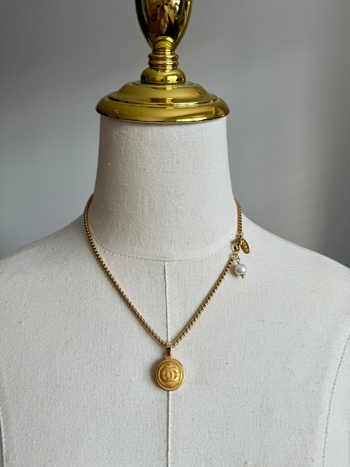 ✨EXTREMELY RARE VINTAGE reworked button necklace