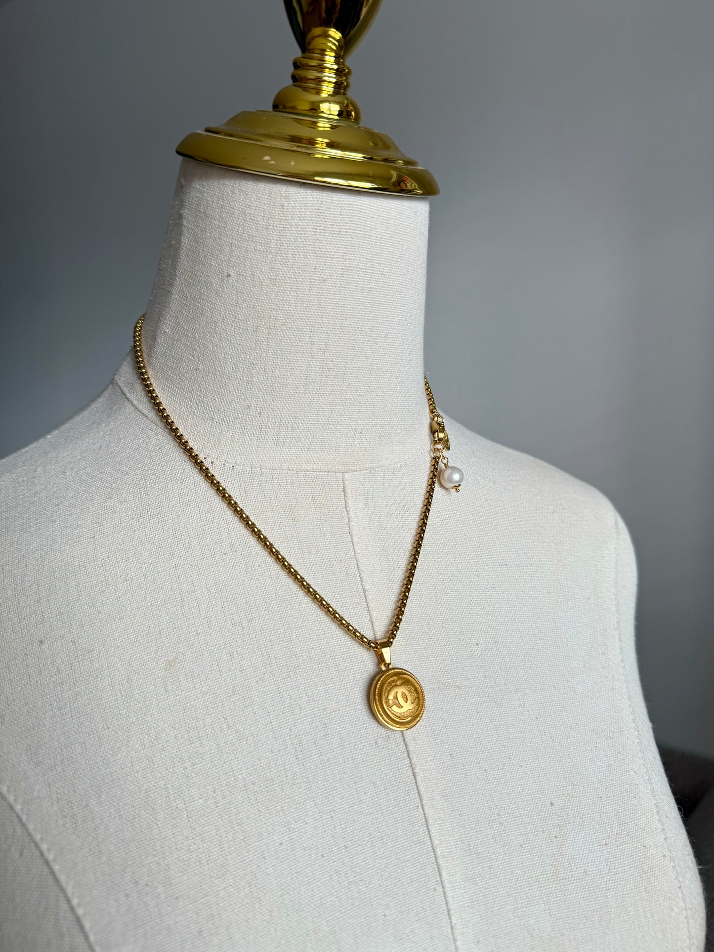 ✨EXTREMELY RARE VINTAGE reworked button necklace