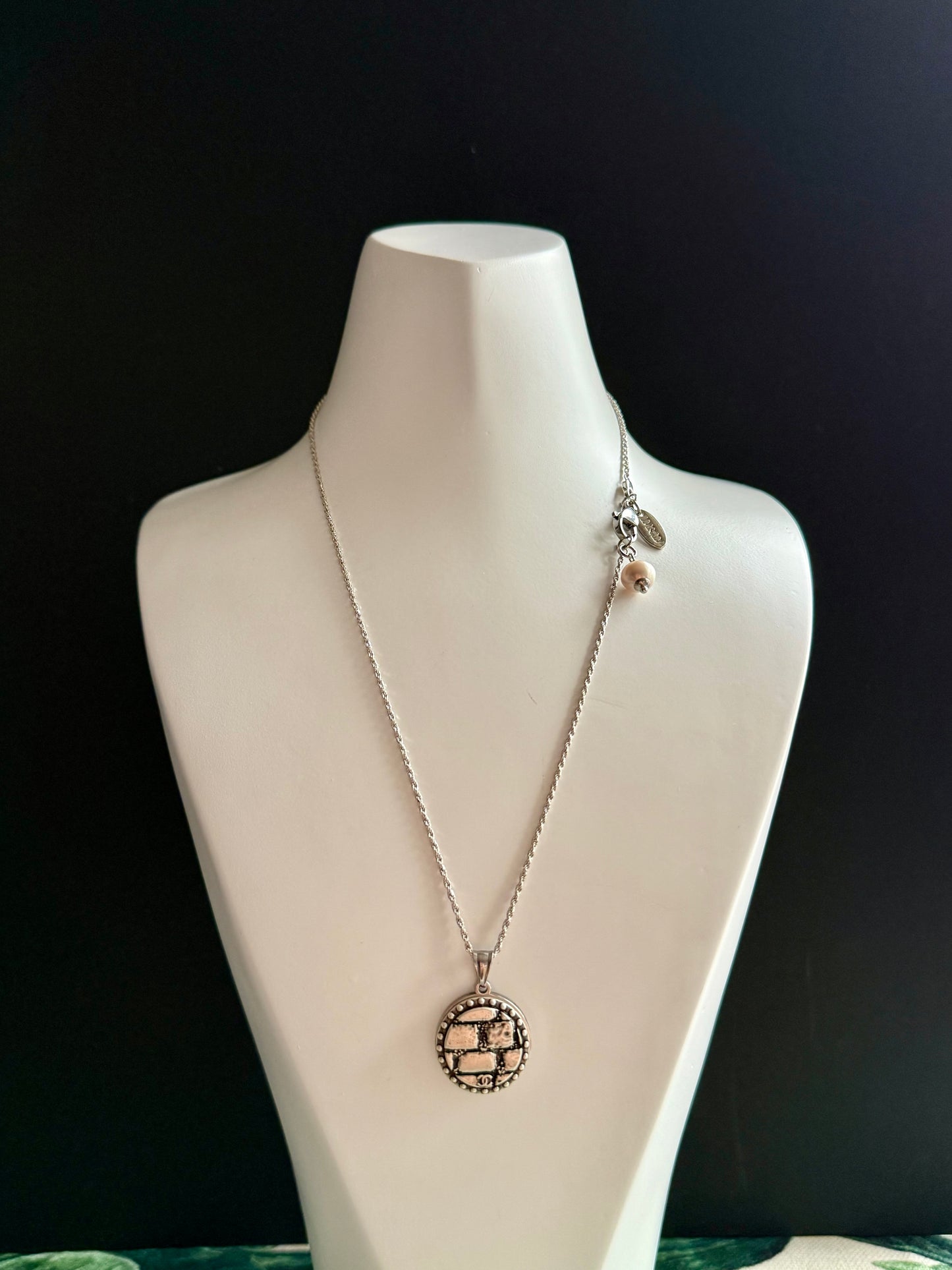 🖤 reworked black button necklace