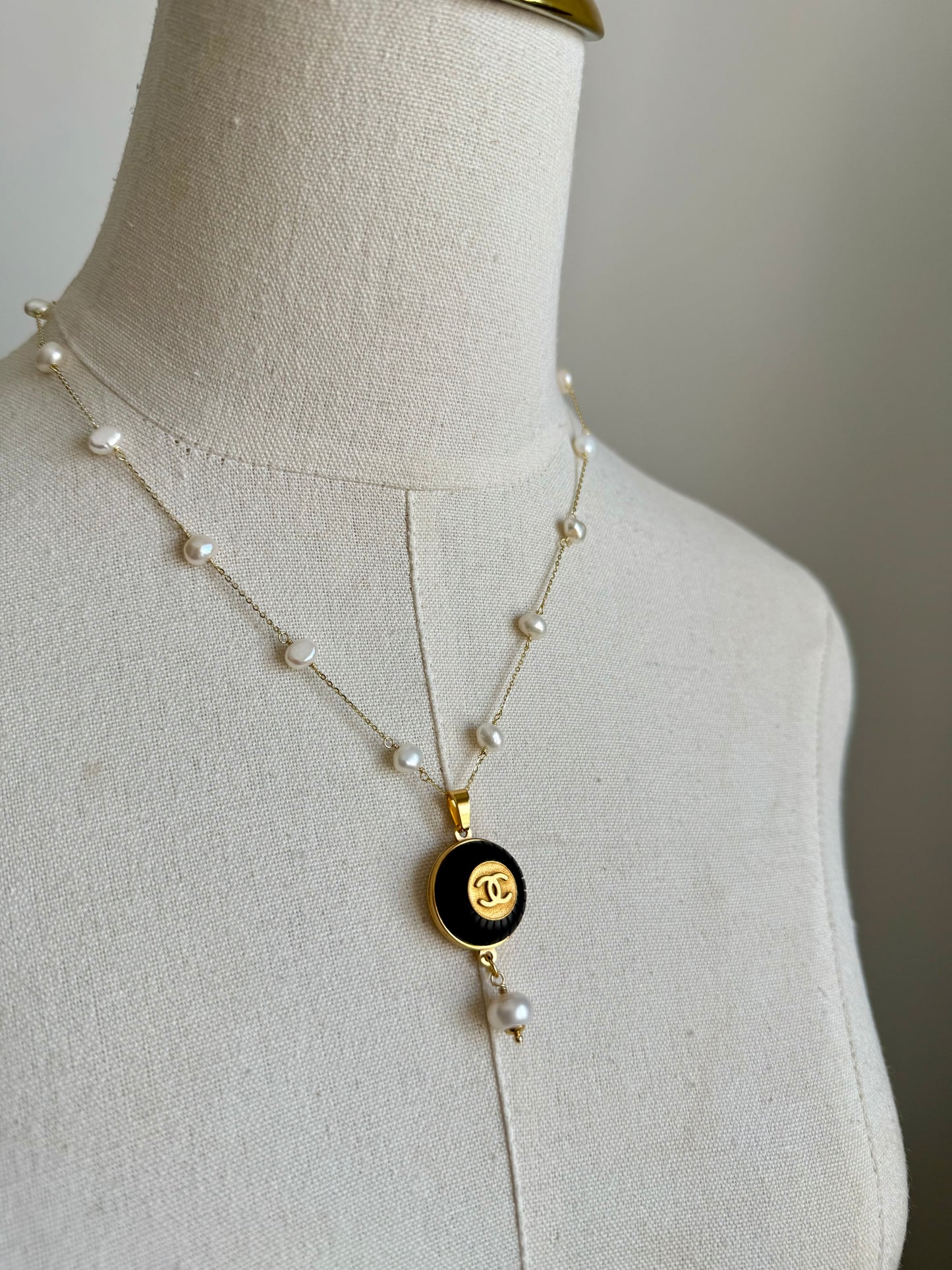 🖤 One of a kind delicate Extremely Rare Vintage Authentic Reworked button necklace