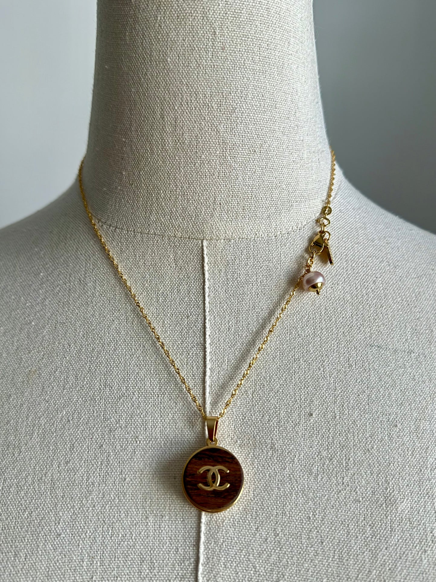 🤎 Vintage Authentic reworked Gold WOODEN button Necklace