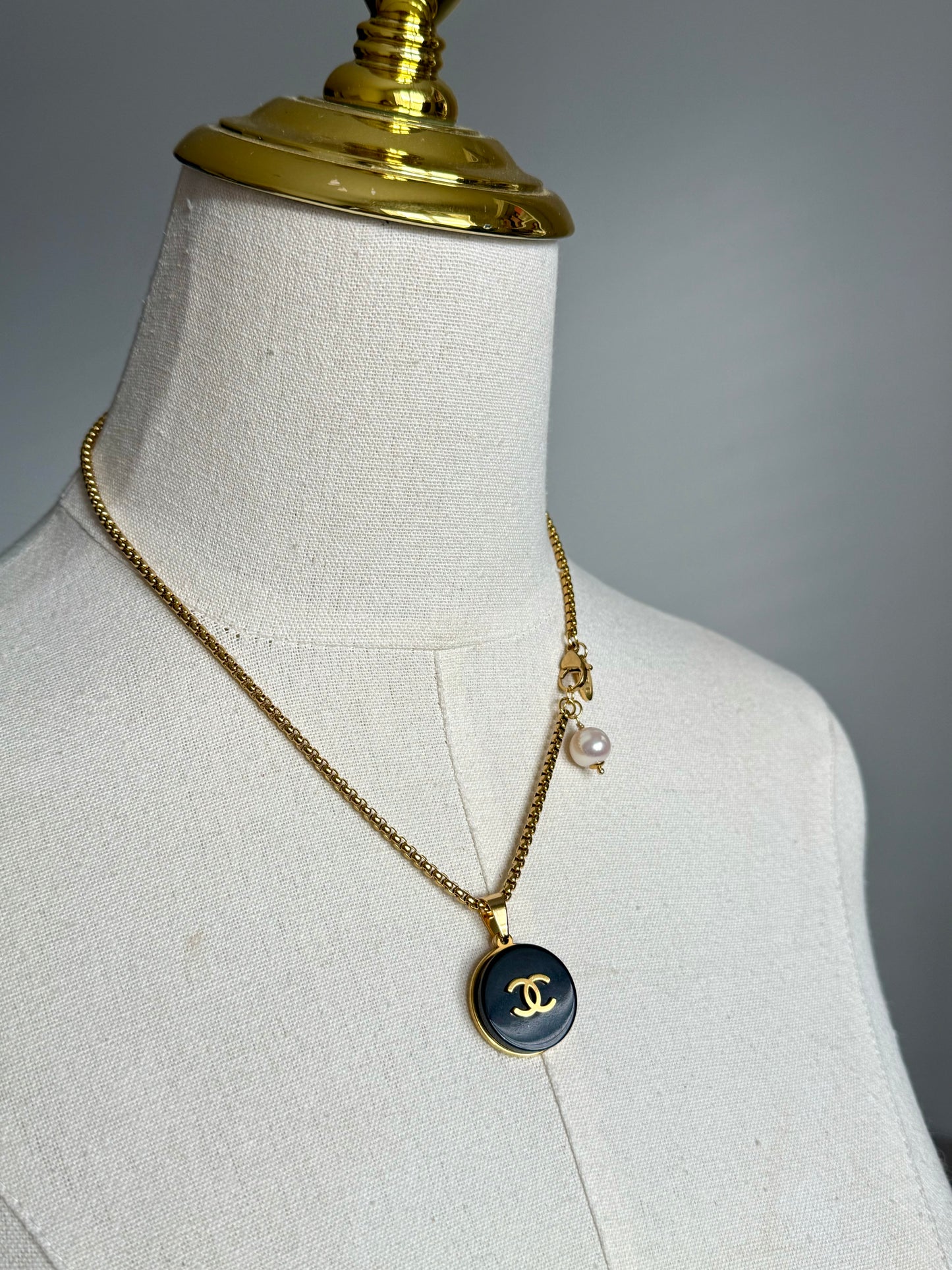 🖤 reworked button necklace