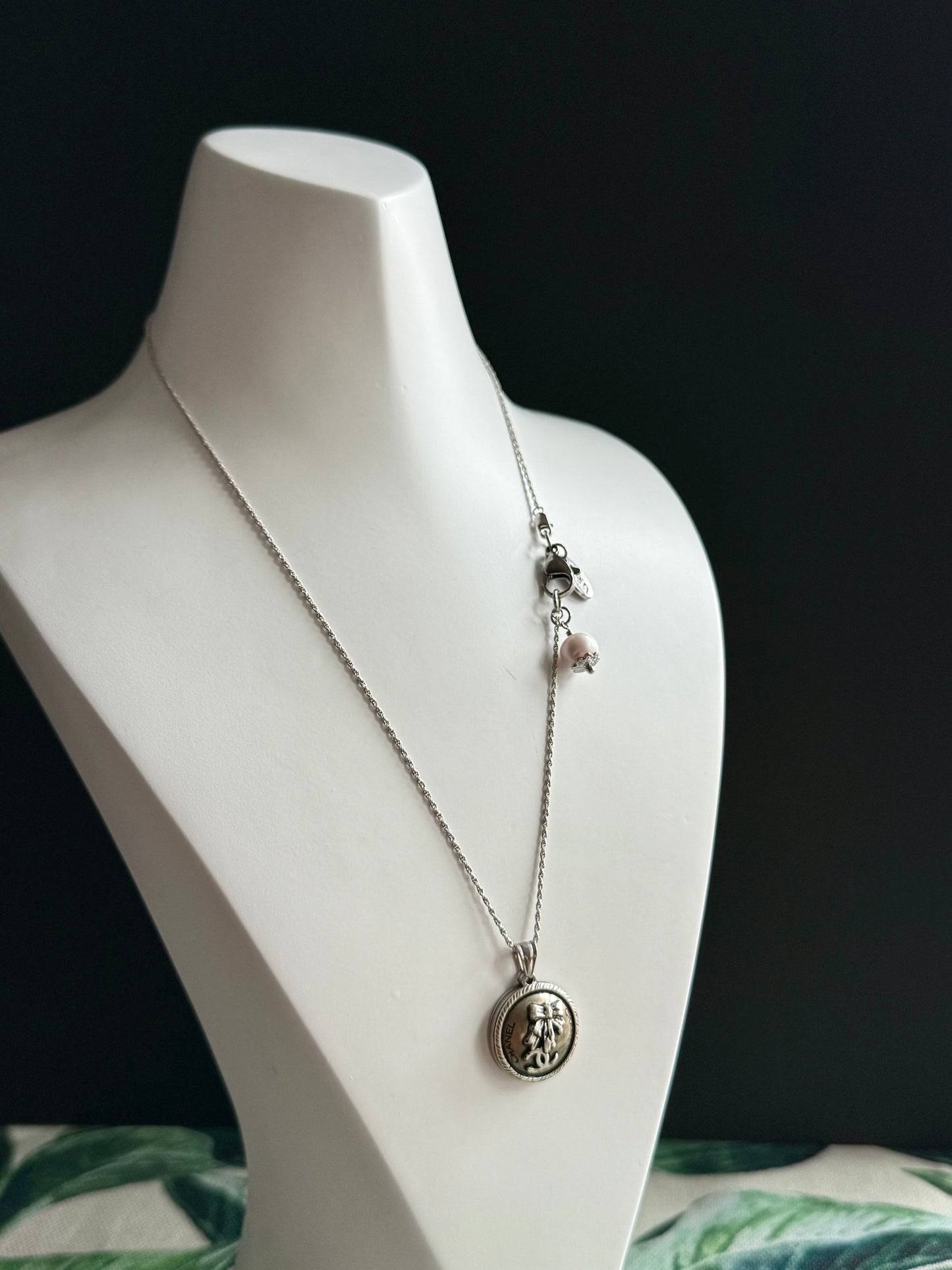 🖤 reworked black button necklace