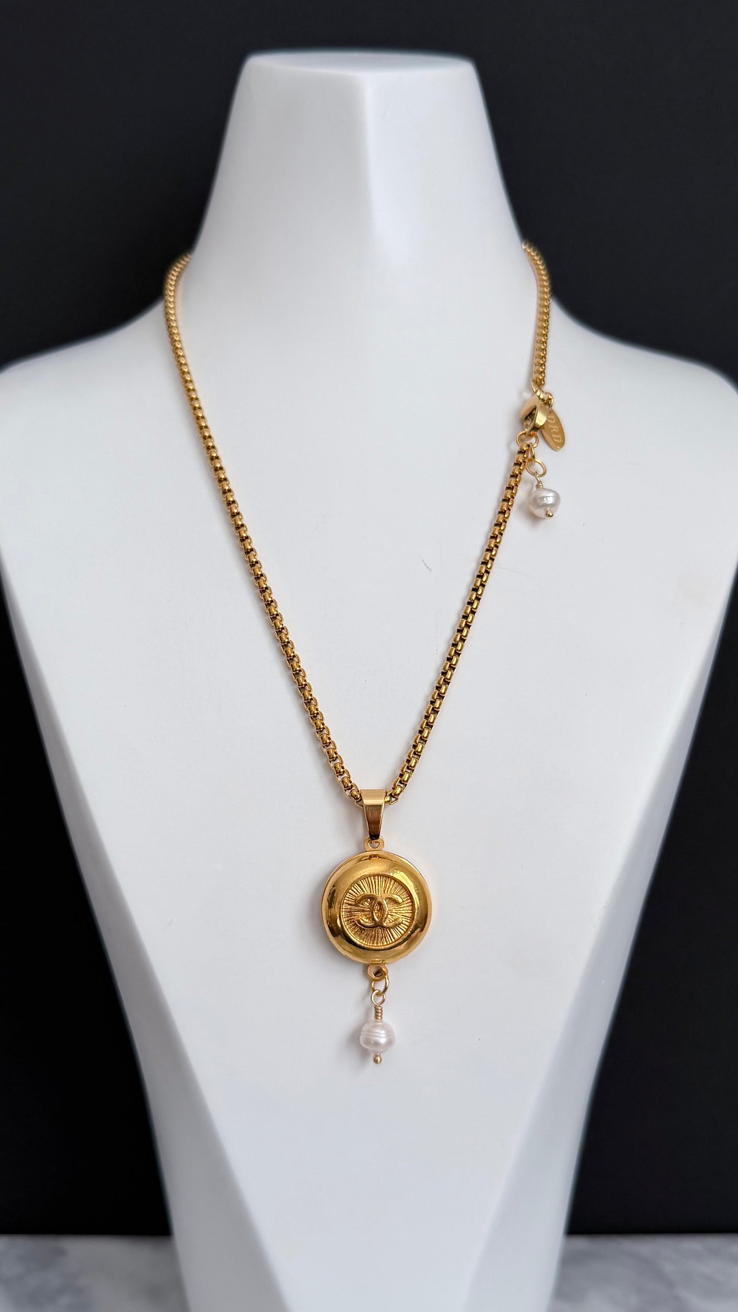 ✨EXTREMELY RARE VINTAGE reworked button necklace