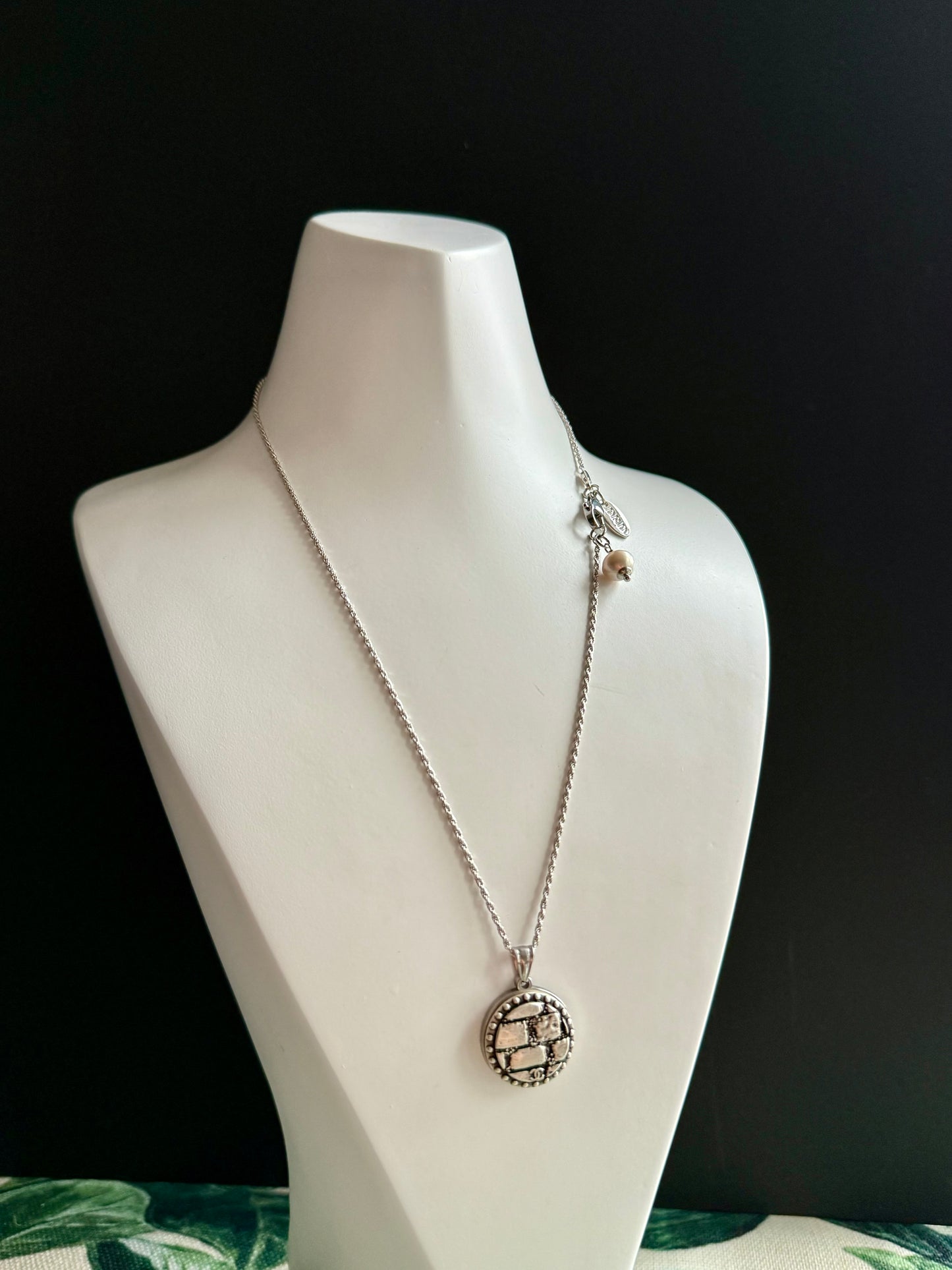 🖤 reworked black button necklace