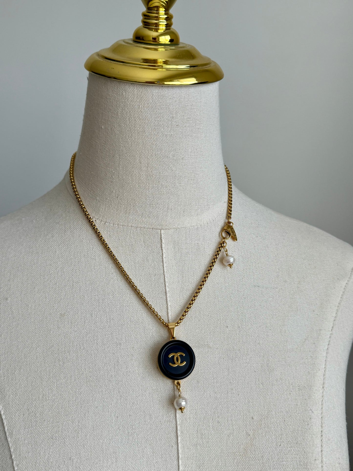 🖤 Large super rare reworked black button necklace