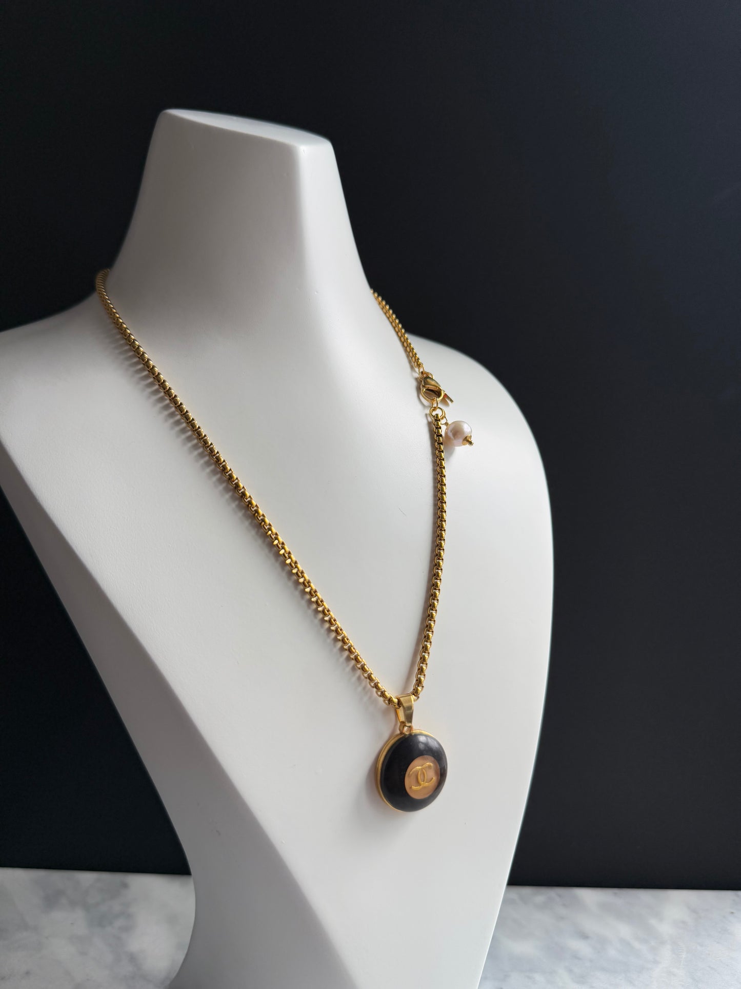 🤎 Vintage Authentic reworked wooden Gold button Necklace