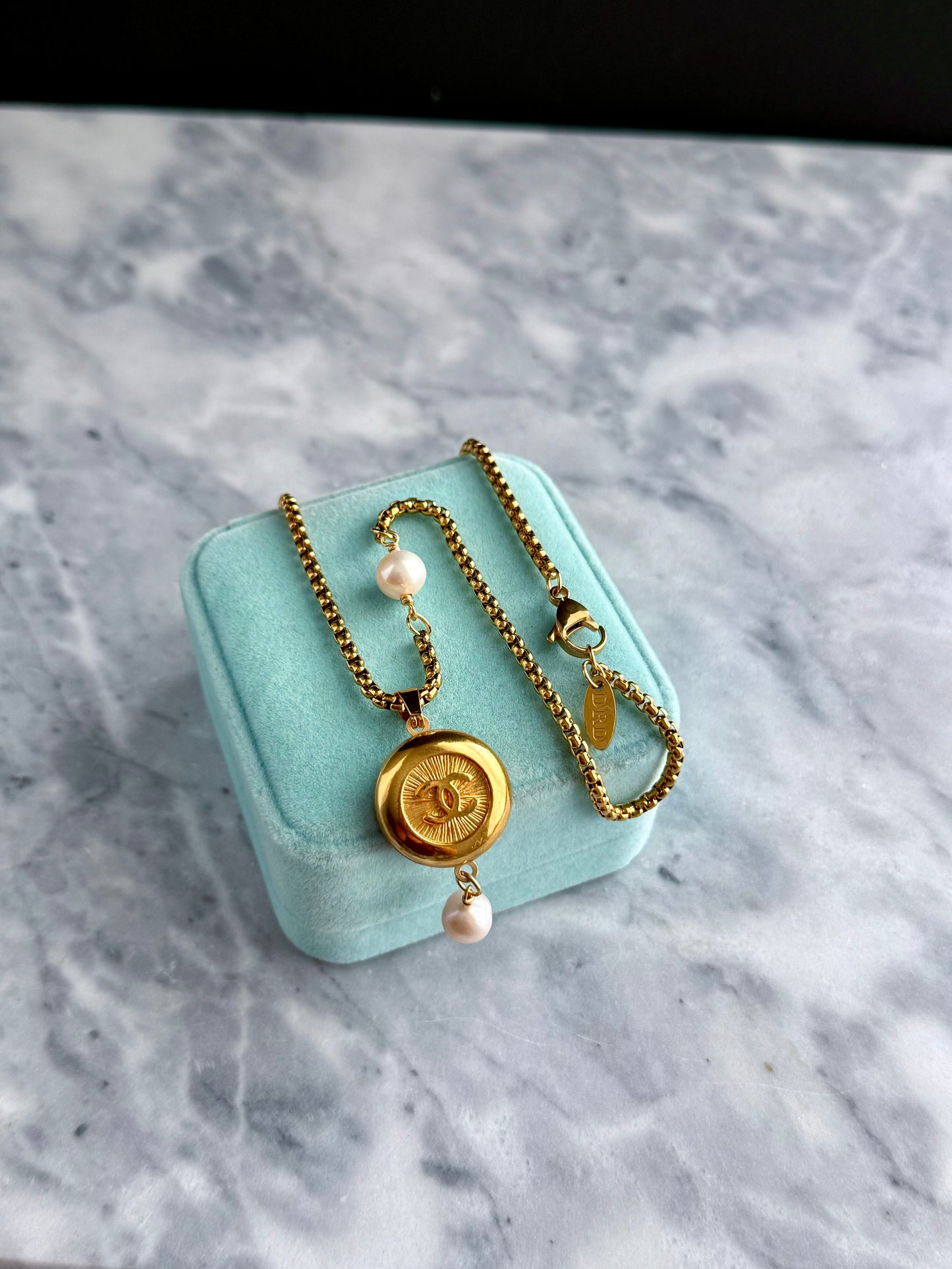 ✨EXTREMELY RARE VINTAGE reworked button necklace
