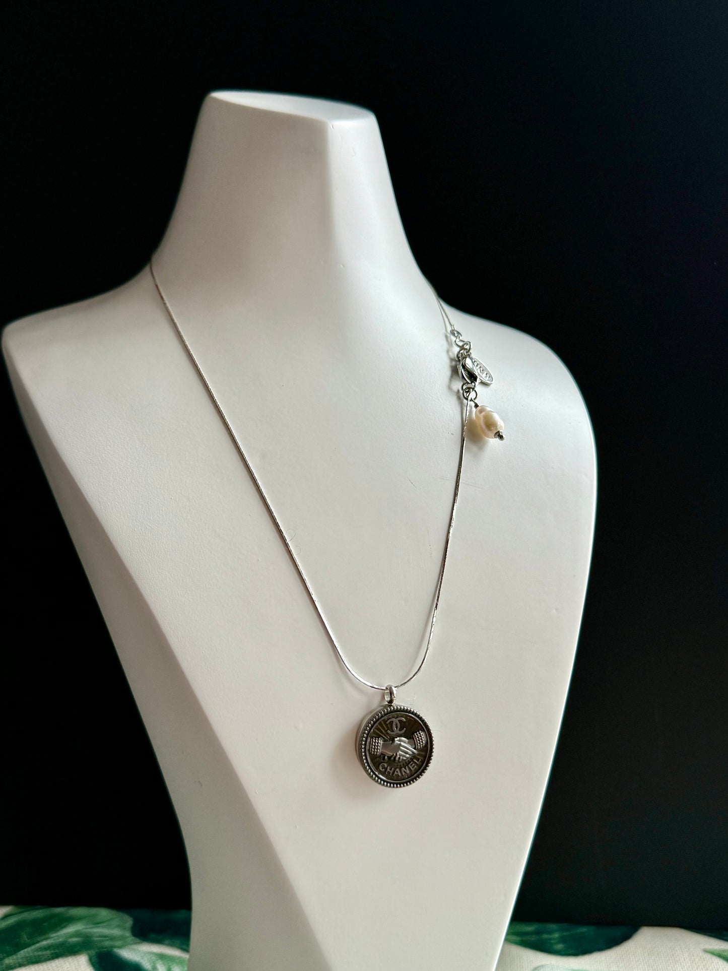 🖤 reworked black button necklace