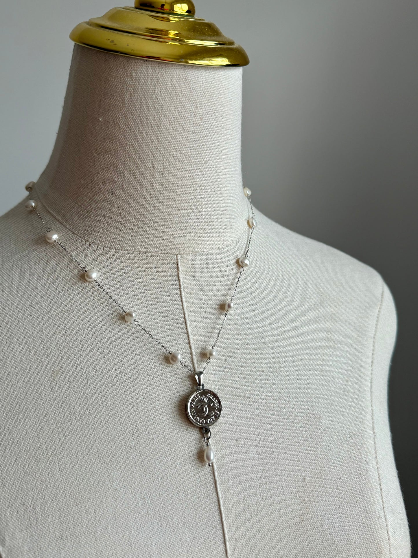🤍 One of a kind Authentic Reworked button pearl necklace - 1 out of 2, medium size