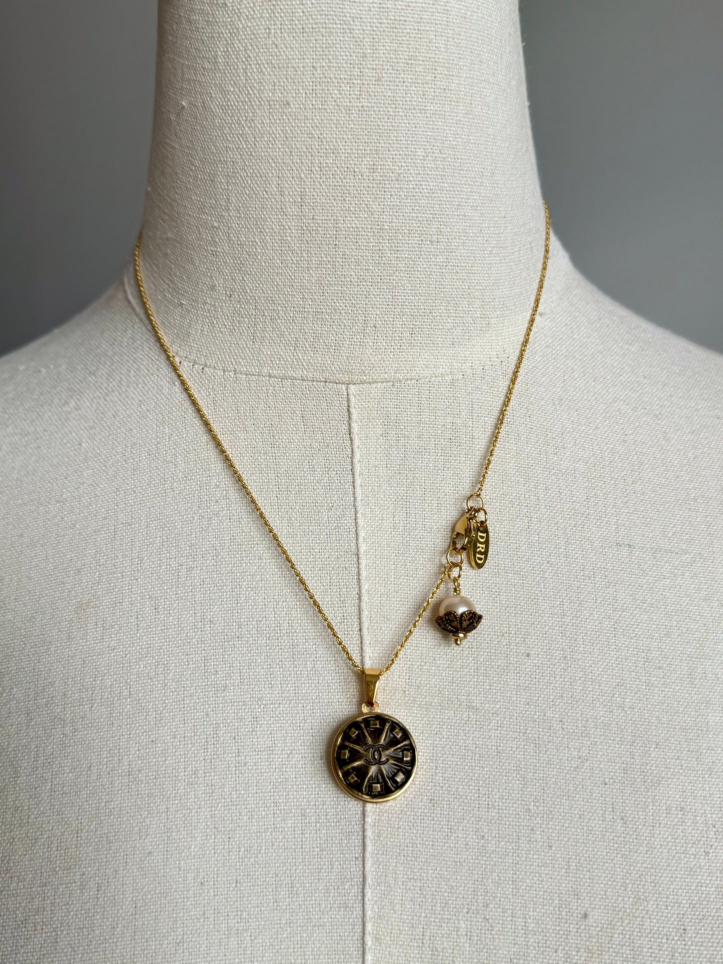 ✨ Vintage Authentic reworked Anyoque Gold button Necklace