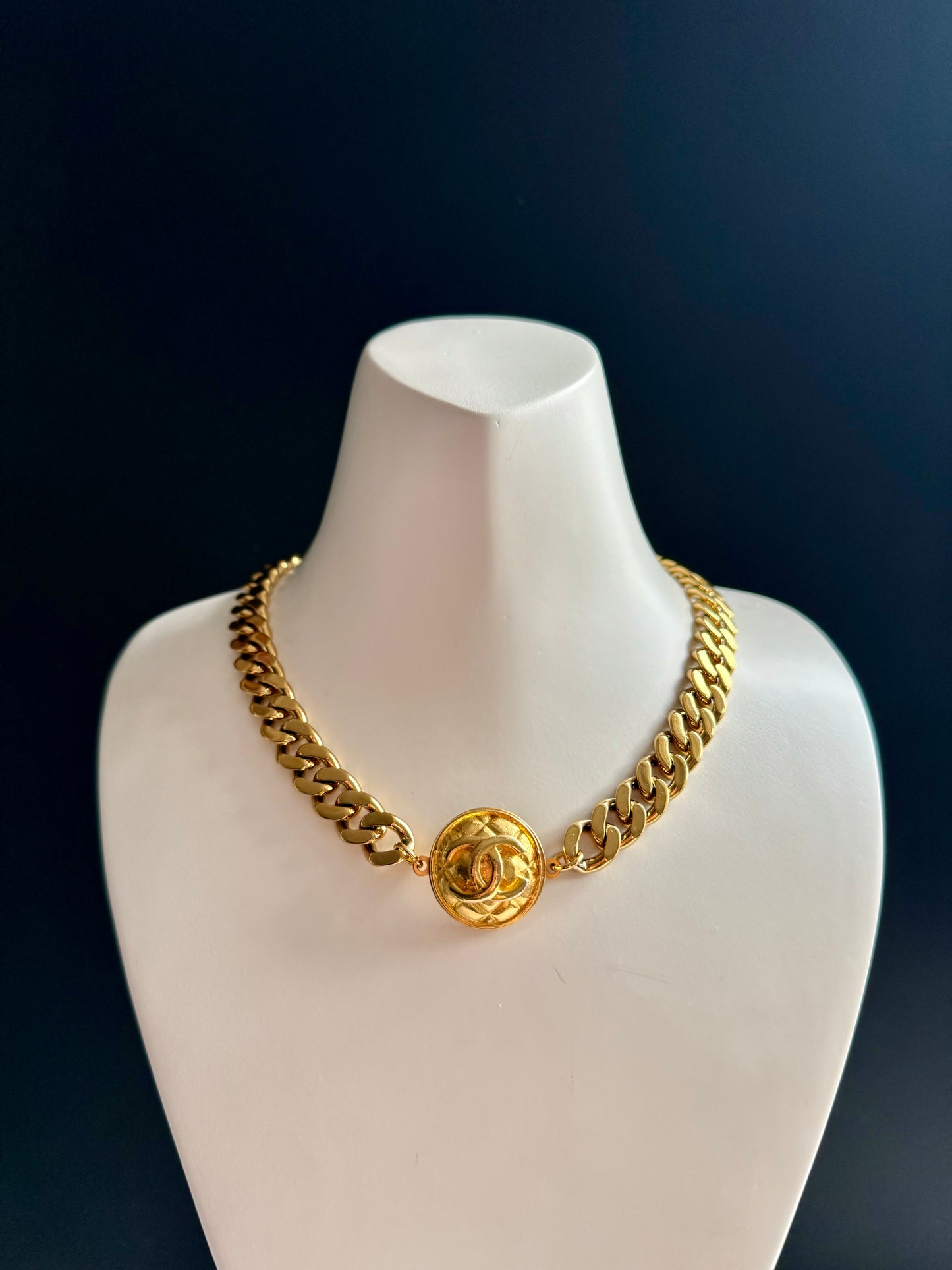 ✨Authentic Vintage chunky reworked button choker