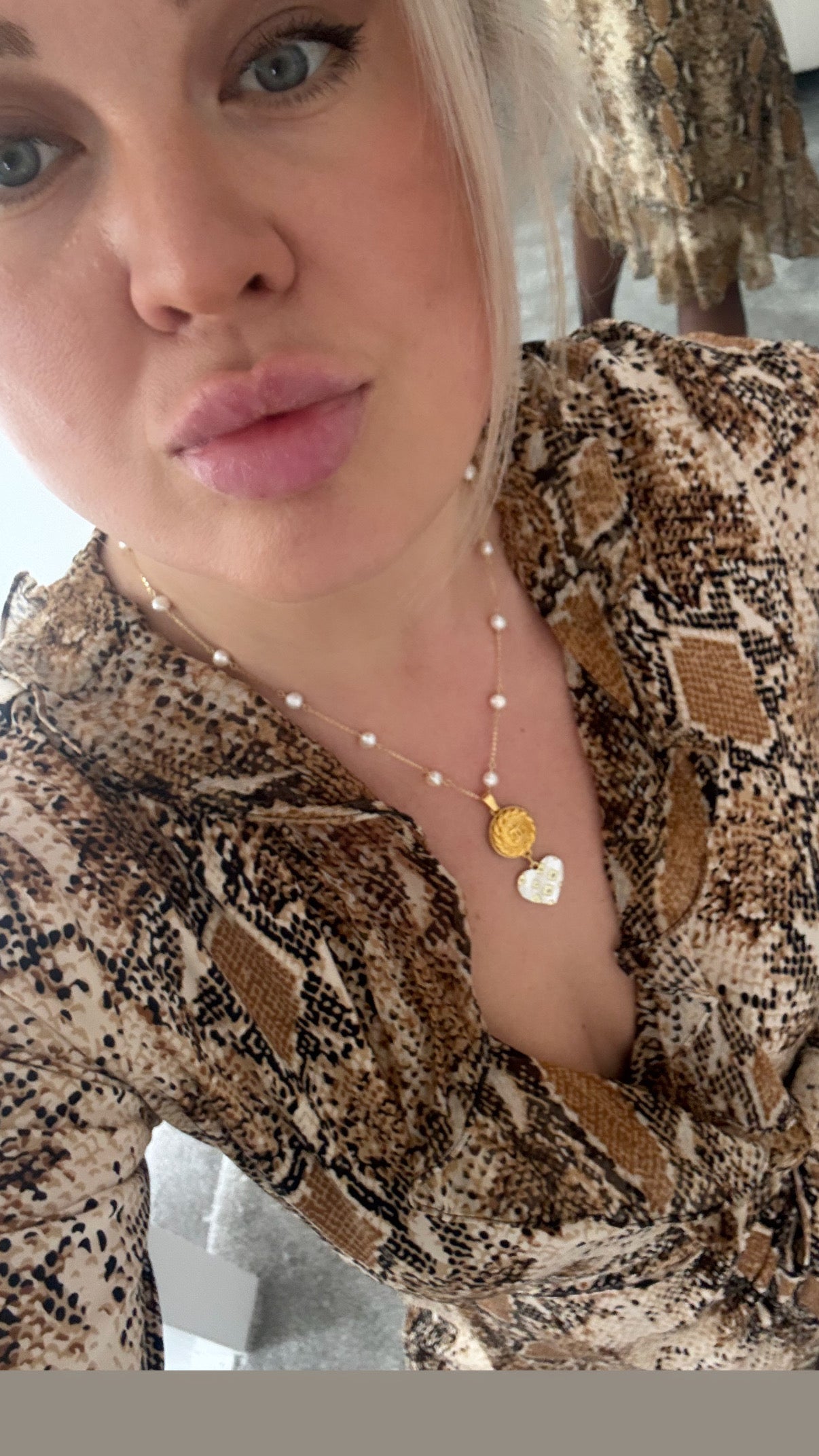🤍 One of a kind delicate Authentic Reworked button necklace