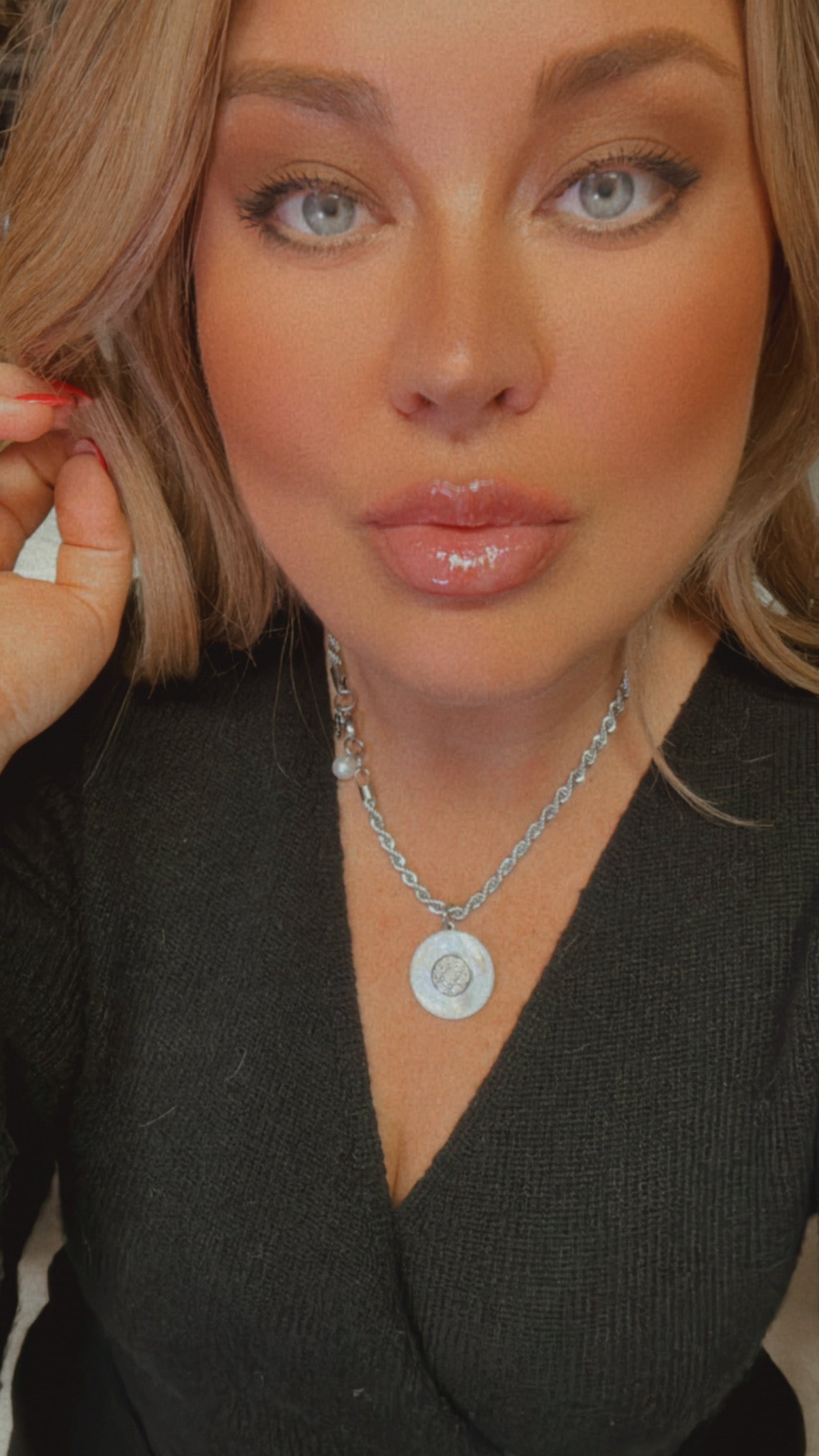 🤍 MOTHER OF PEARL One of a kind Authentic Reworked button necklace