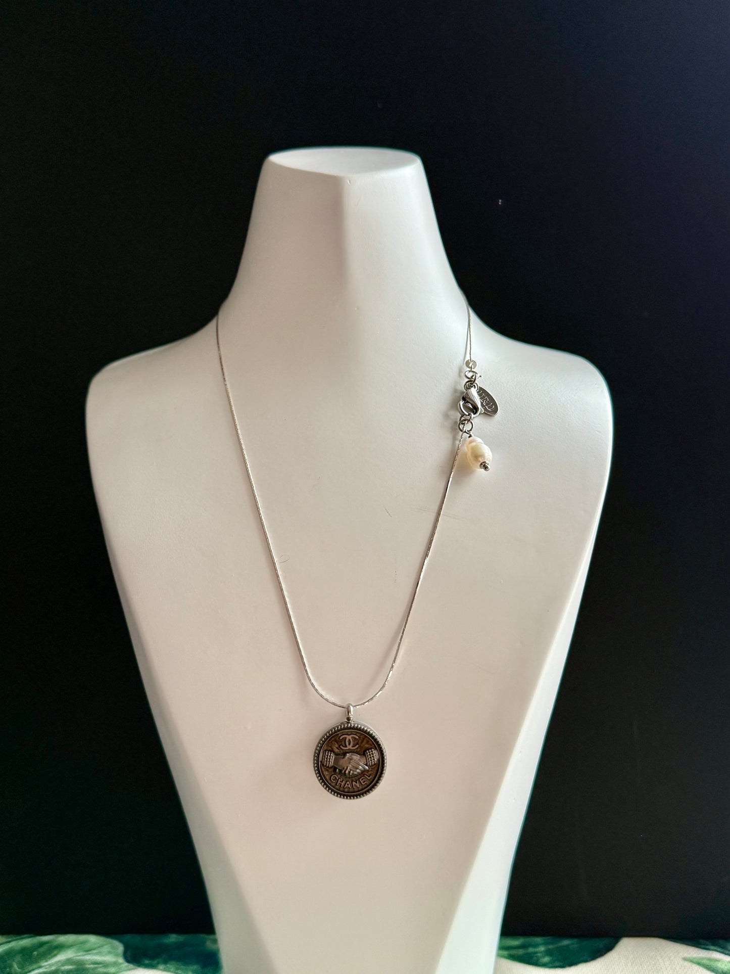 🖤 reworked black button necklace