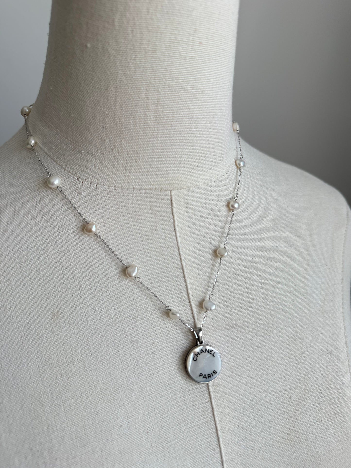 🤍 One of a kind Authentic Reworked button pearl necklace - 1 out of 2, smaller size
