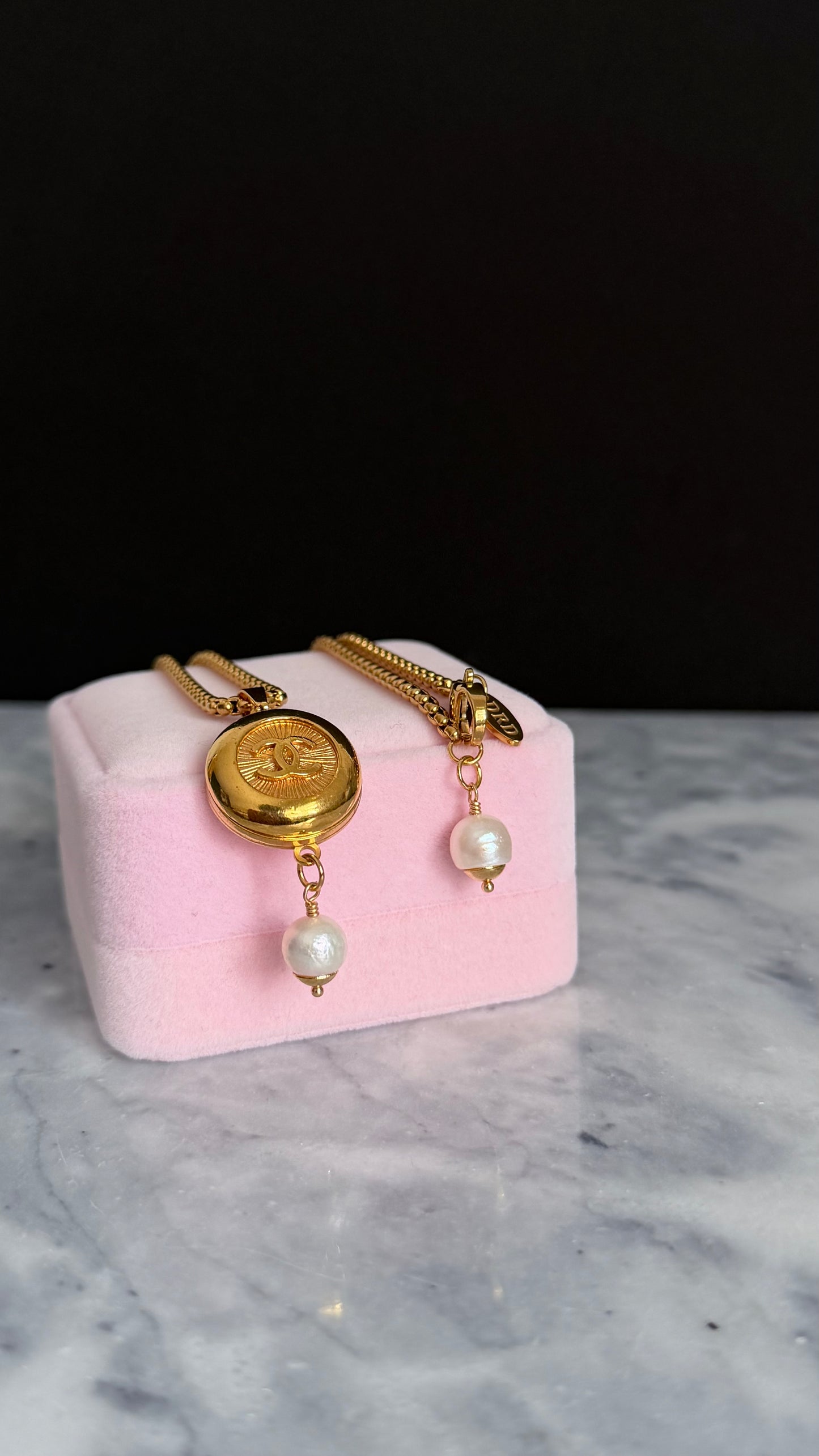 ✨EXTREMELY RARE VINTAGE reworked button necklace