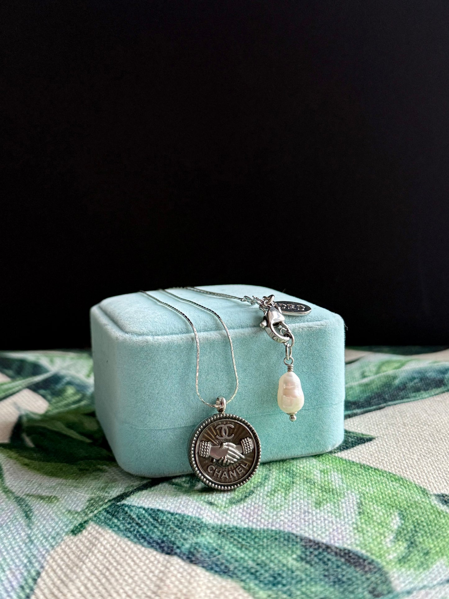 🖤 reworked black button necklace