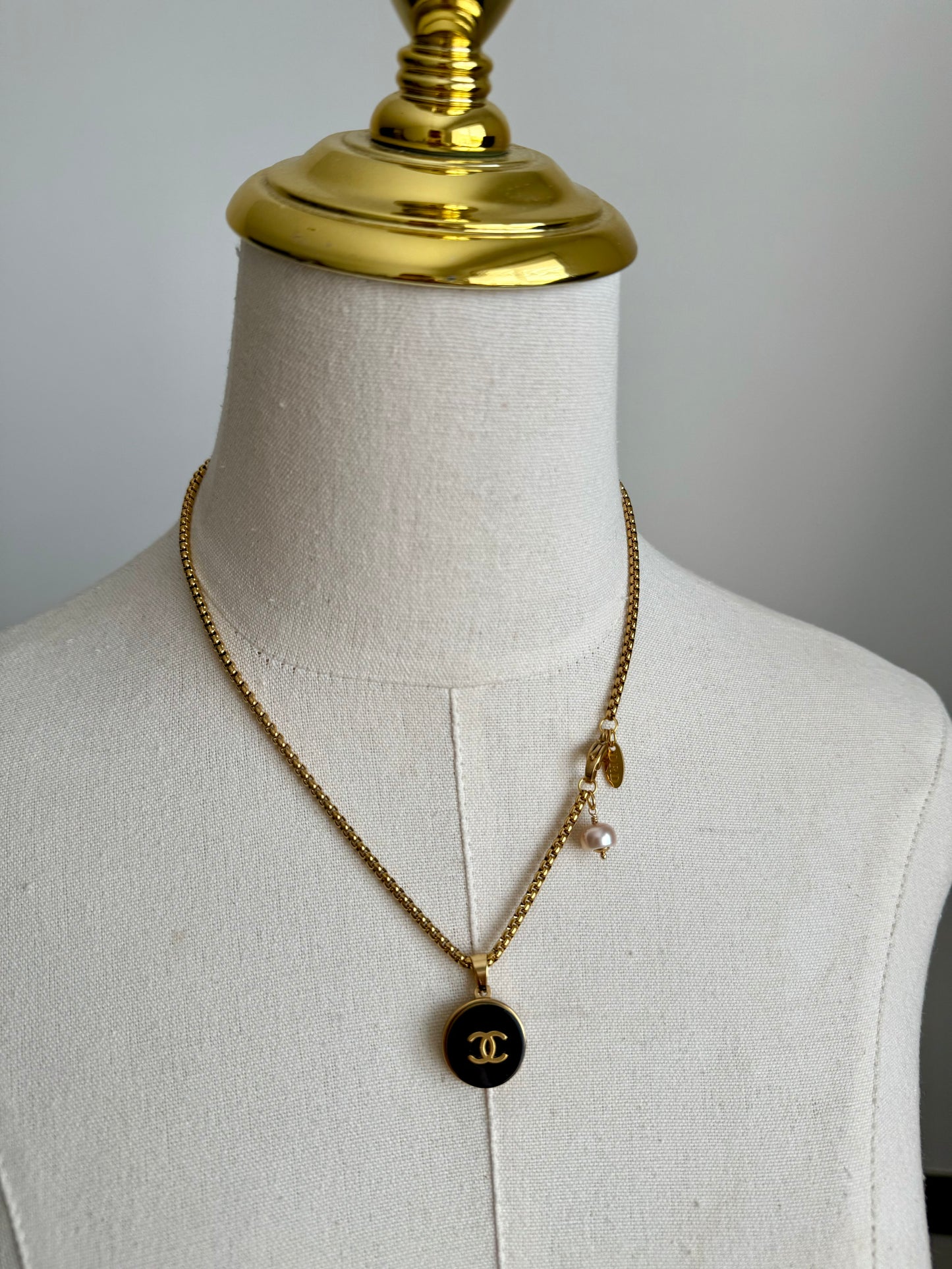 🖤 reworked button necklace