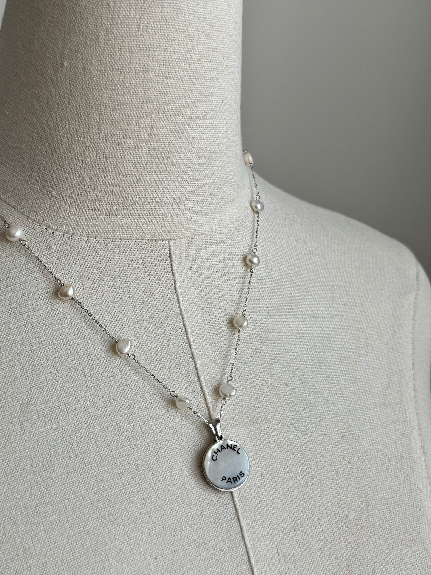 🤍 One of a kind Authentic Reworked button pearl necklace - 1 out of 2, smaller size