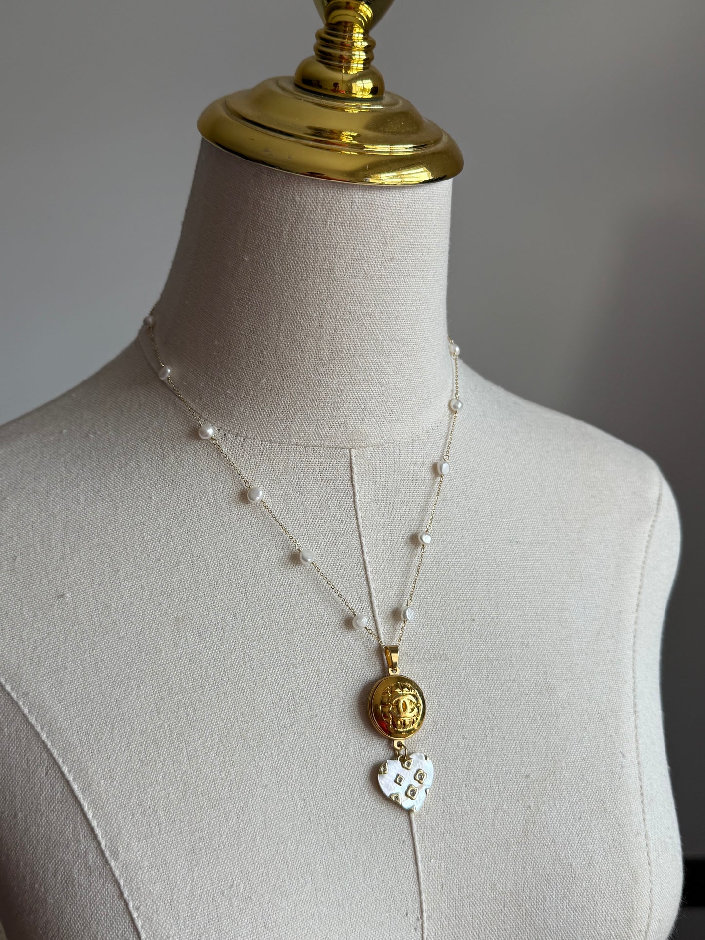 🤍 One of a kind delicate Authentic Reworked button necklace - large size