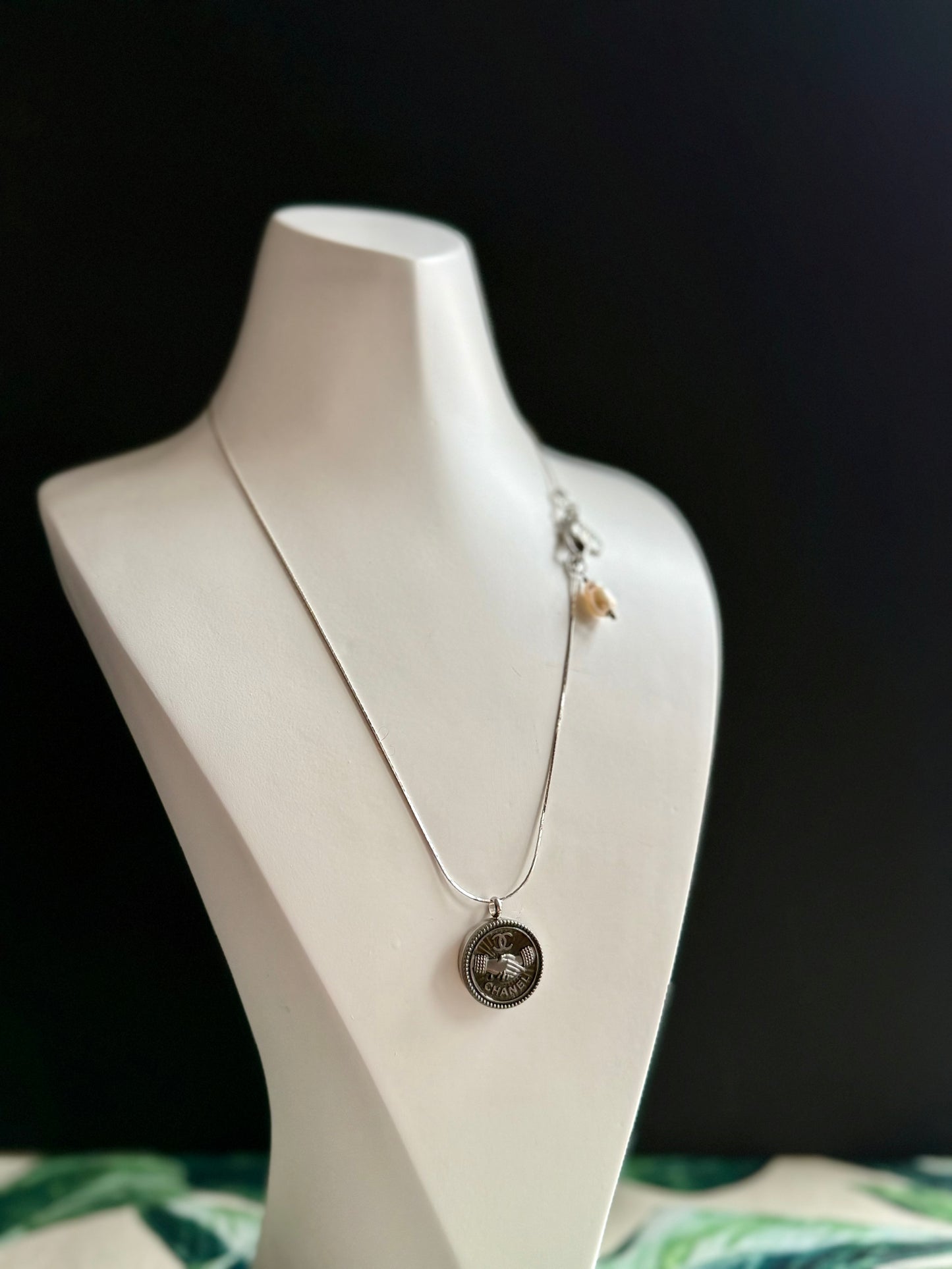 🖤 reworked black button necklace