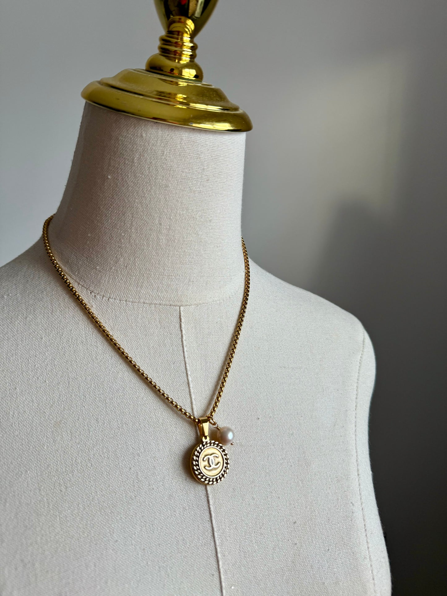 💛 Rare gold enamel button necklace - 2 out of 2 large size