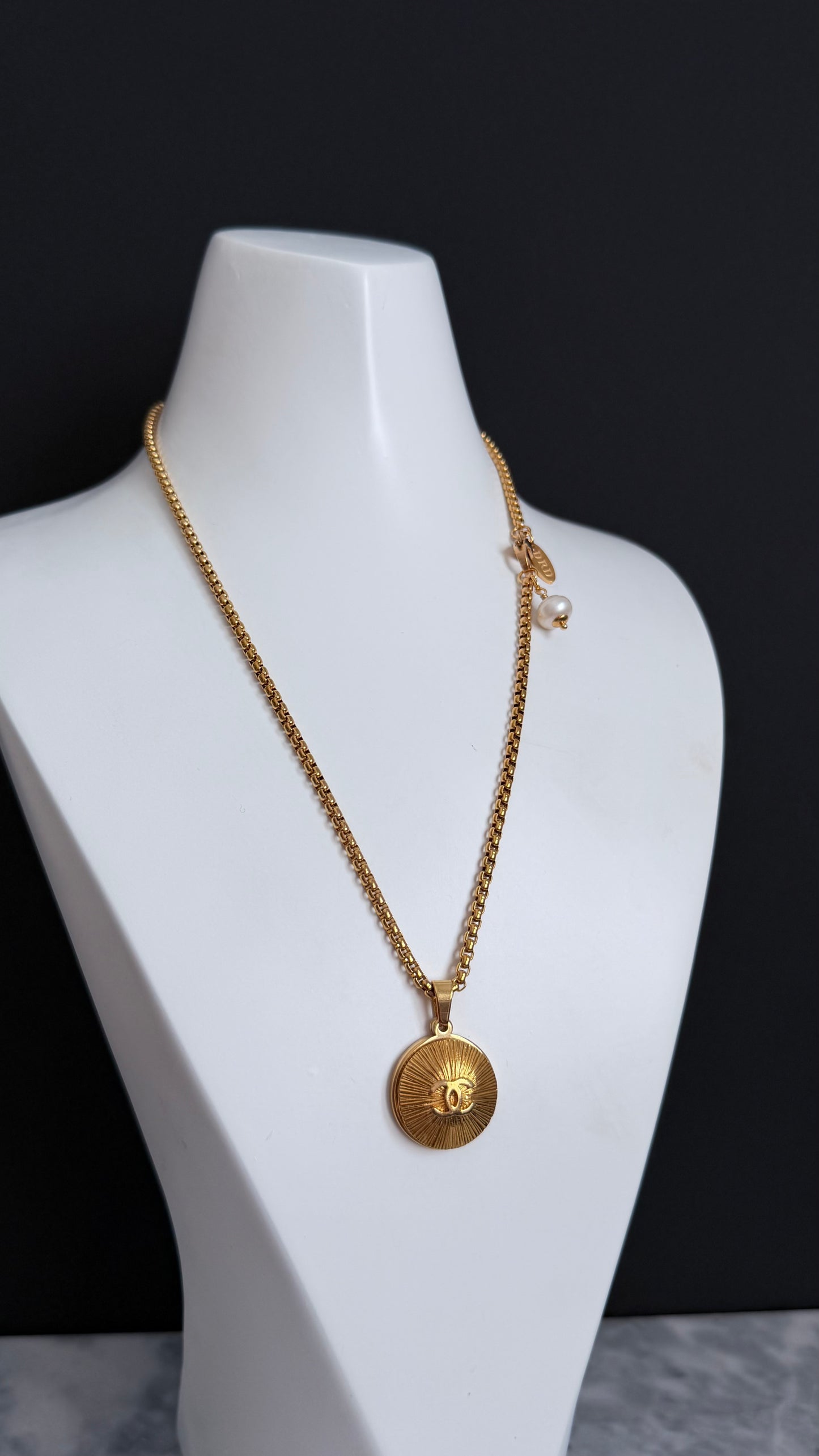✨ Extremely rare Authentic Reworked gold Button Necklace