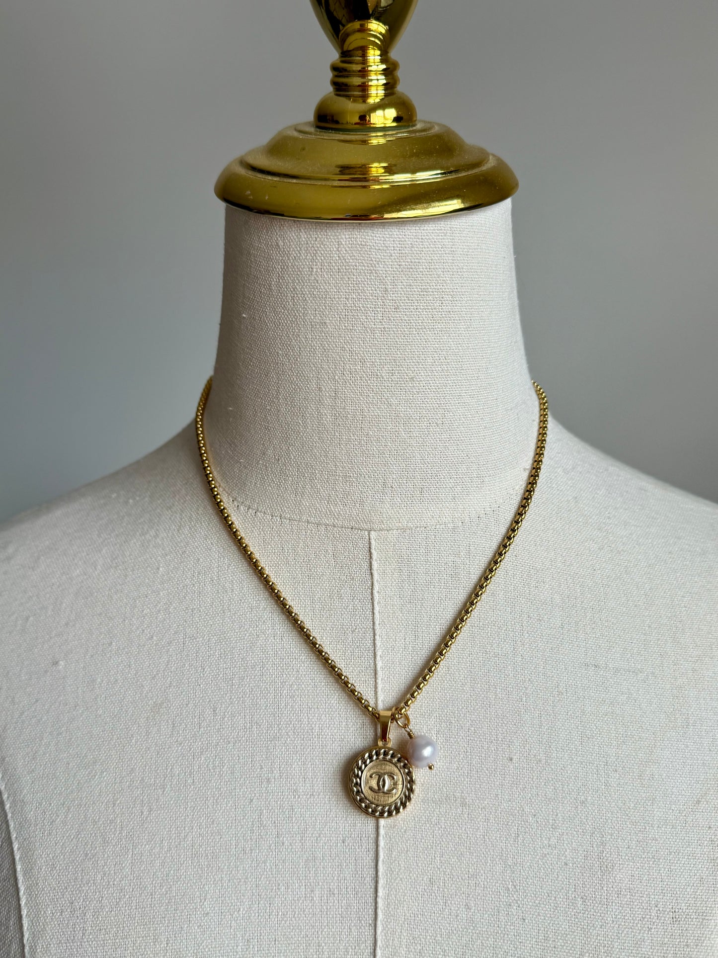 💛 Rare gold enamel button necklace 1 out of 2 medium size