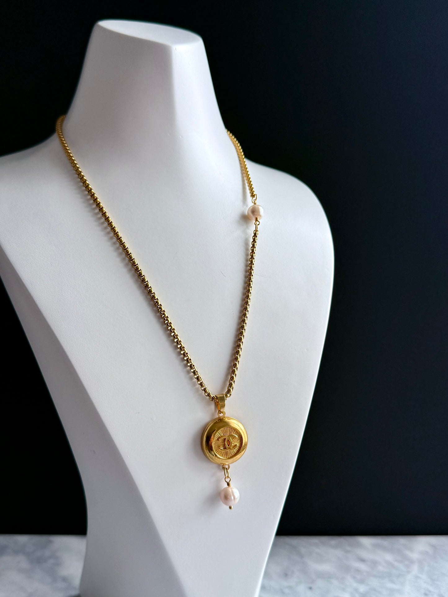 ✨EXTREMELY RARE VINTAGE reworked button necklace