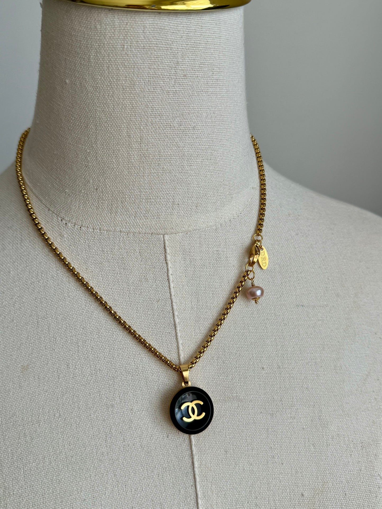 🖤 reworked button necklace