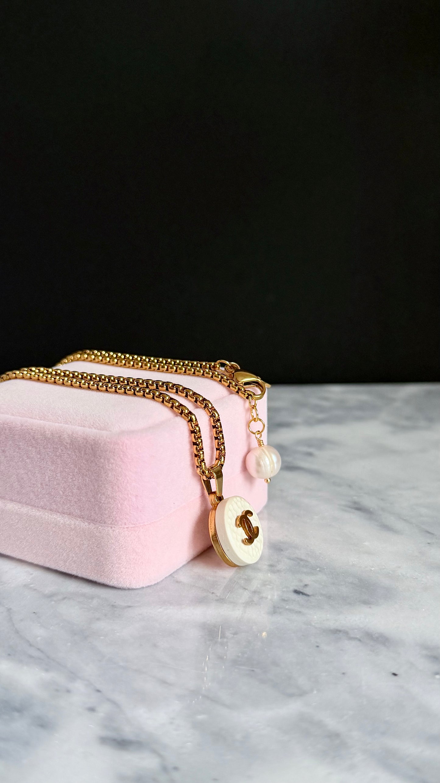 🤍 EXTREMELY RARE reworked button necklace