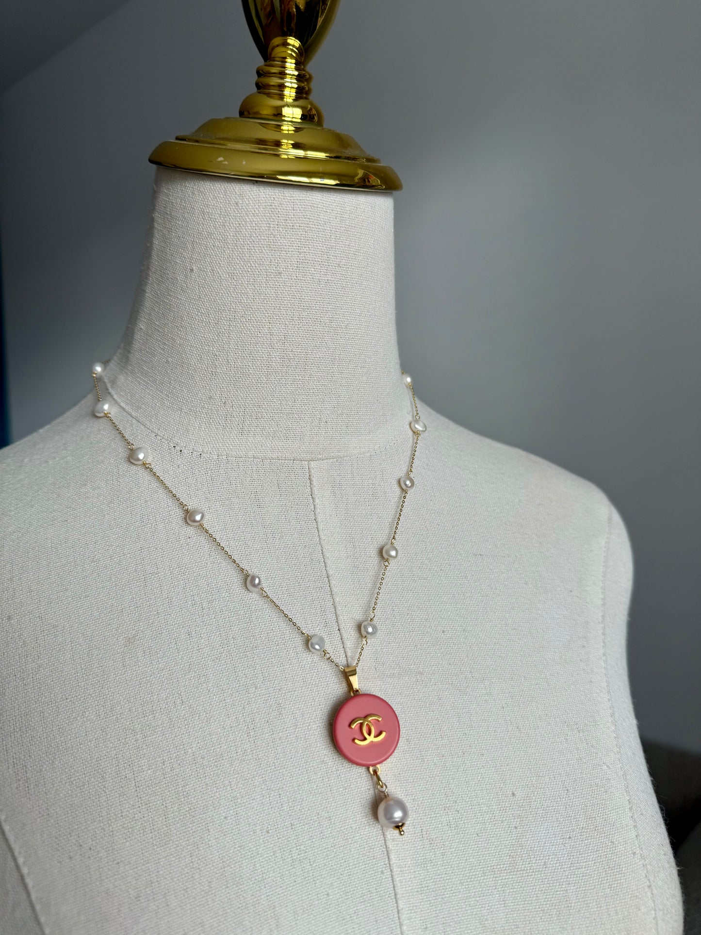 🌸 One of a kind delicate Authentic Reworked button necklace - 2 out of 2 bigger size