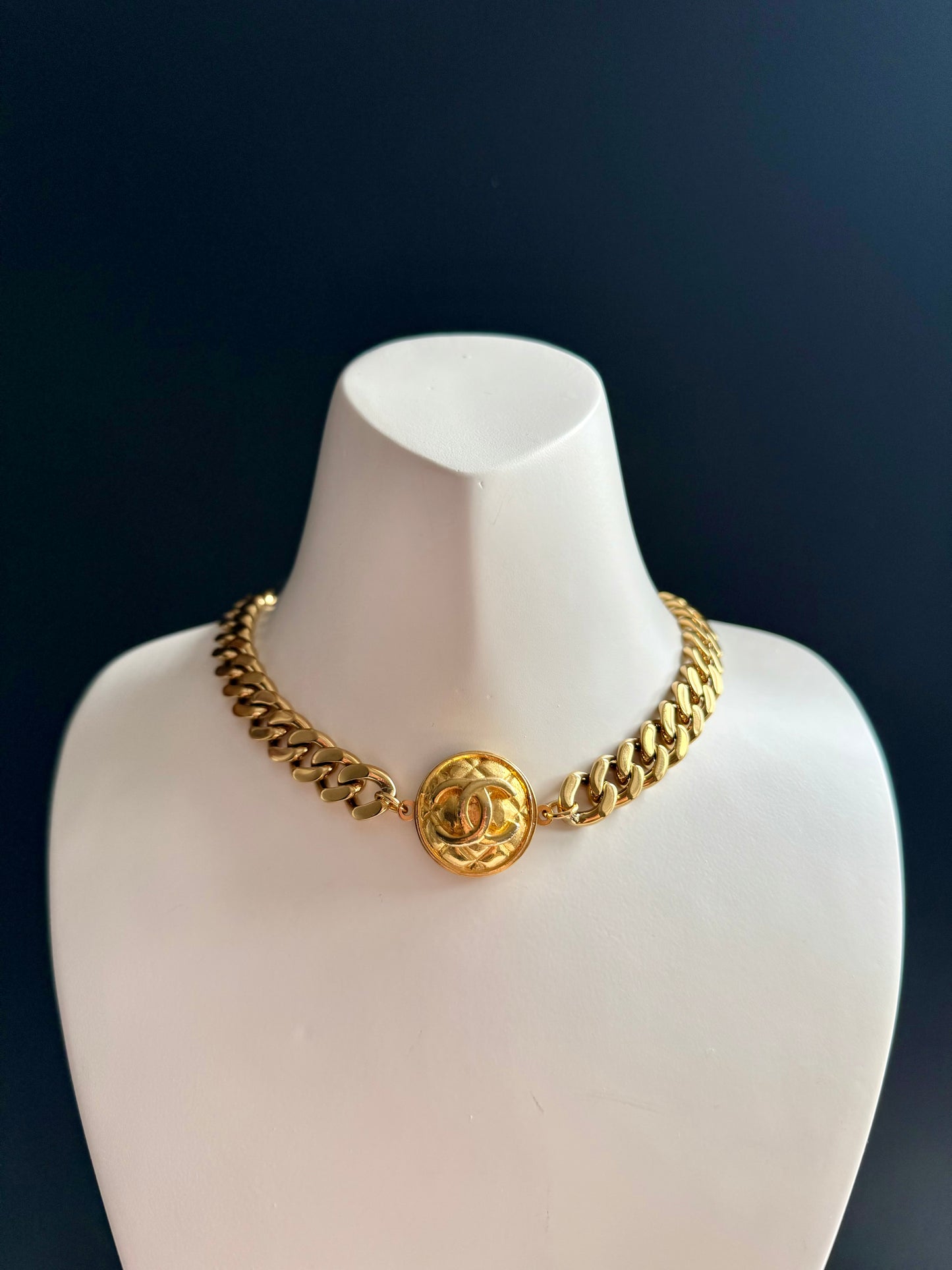 ✨Authentic Vintage chunky reworked button choker